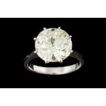 A DIAMOND SOLITAIRE RING, with old European brilliant cut diamond of approx. 5.