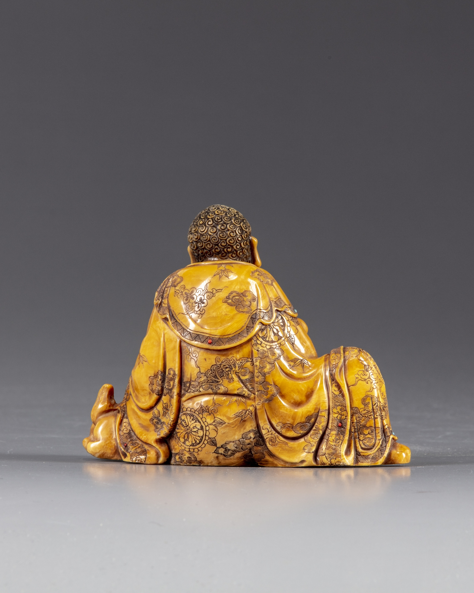 A Chinese soapstone figure - Image 2 of 3