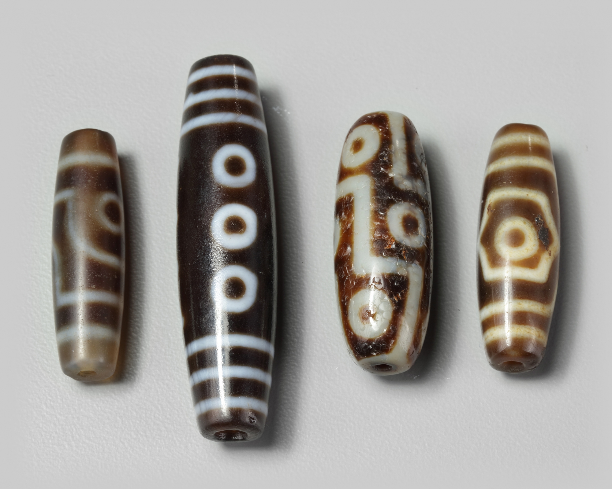 A group of four Tibetan dzi beads - Image 3 of 3