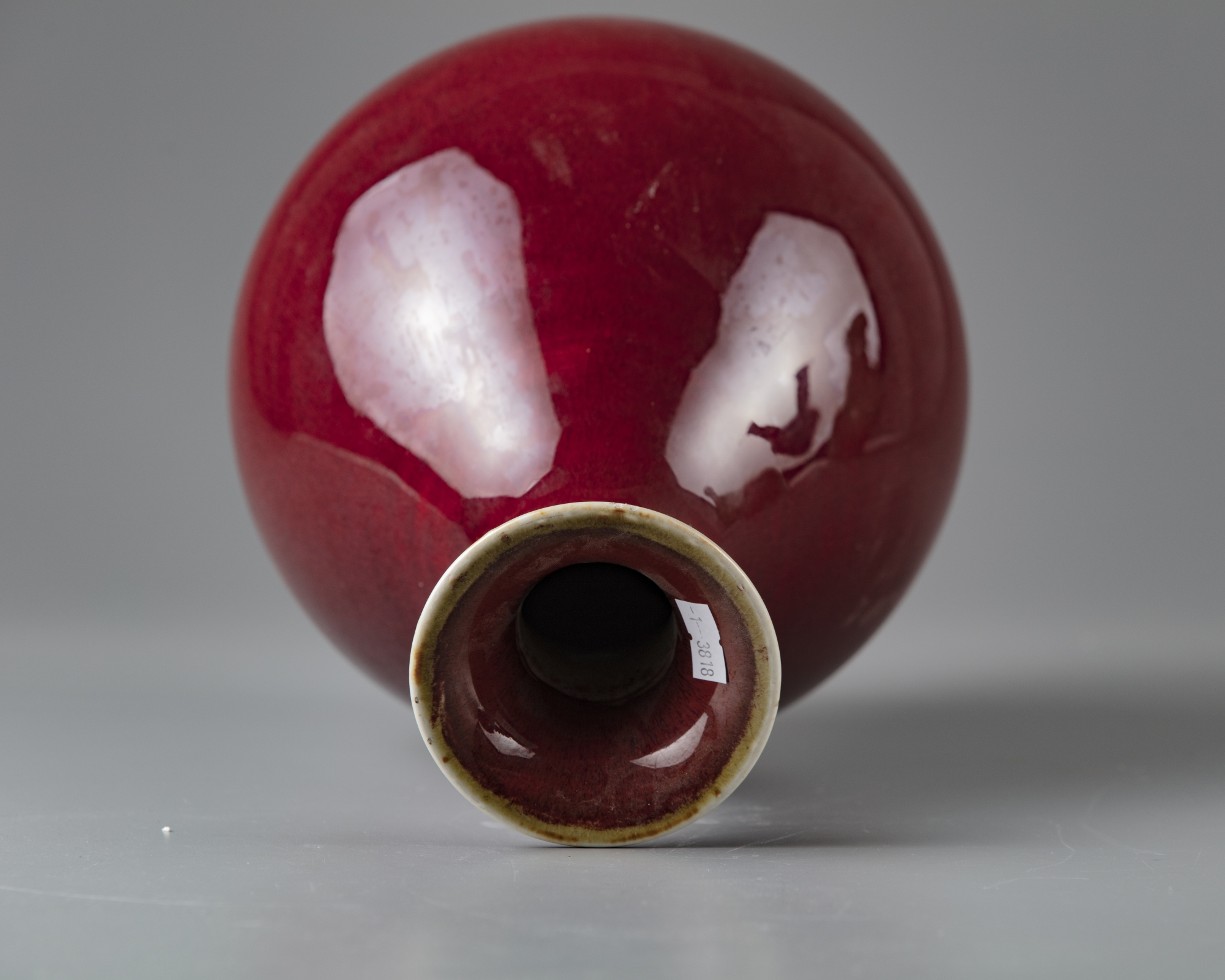 A red glazed pear shaped vase 'yuhuchunping' - Image 2 of 4
