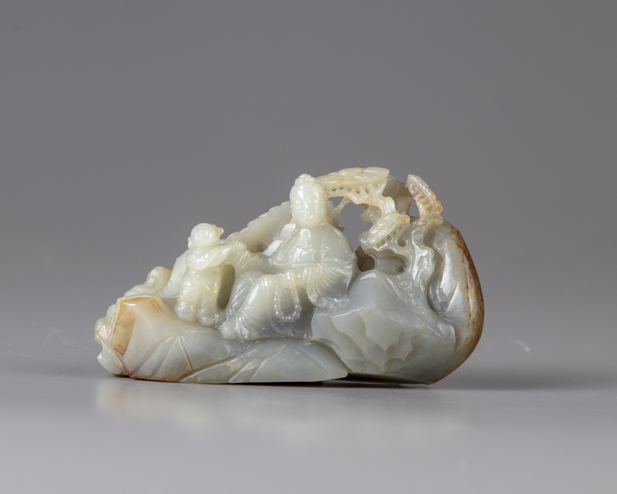 A celadon jade carving of a lady and a boy - Image 4 of 5