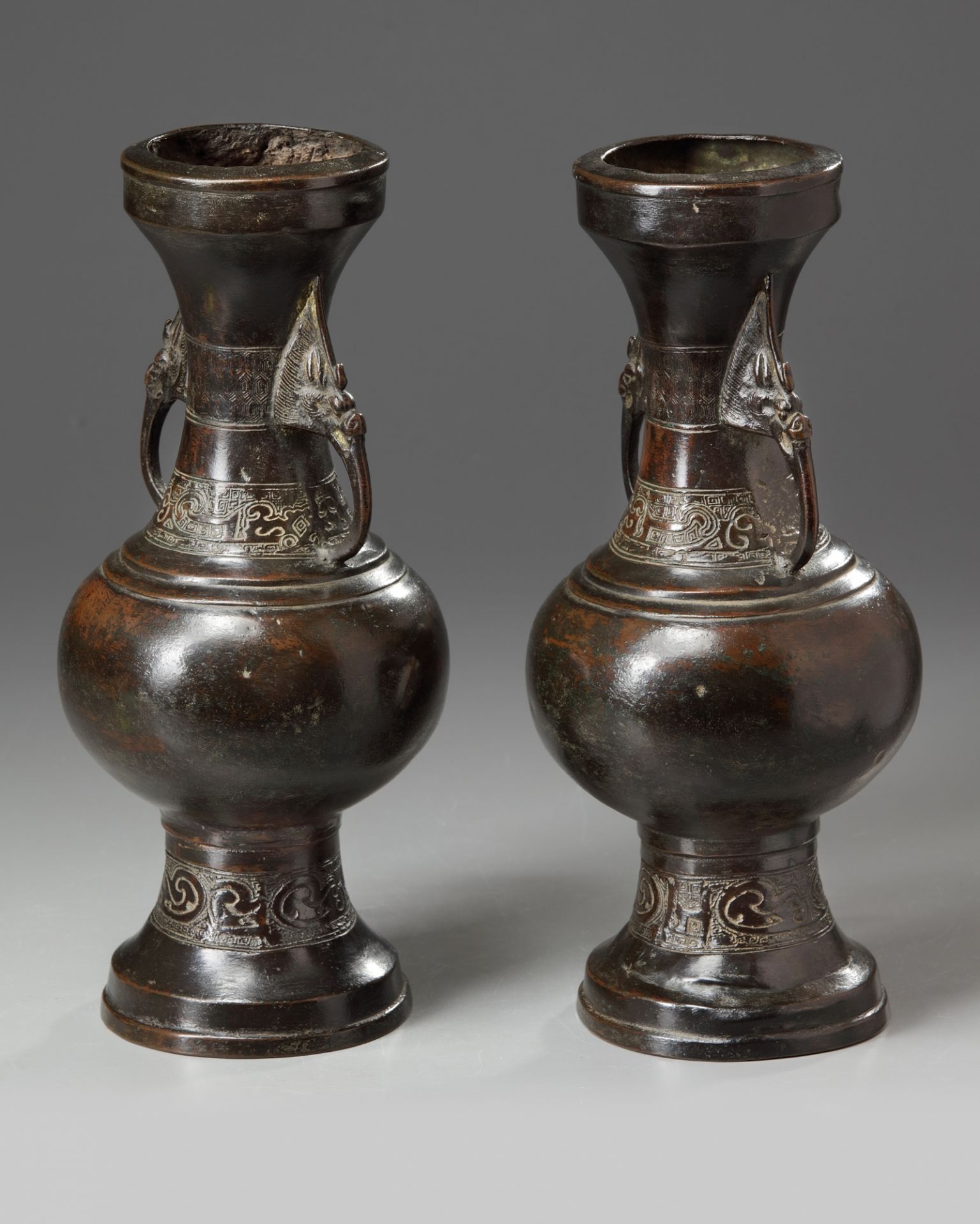 A pair of Chinese bronze vases - Image 2 of 5