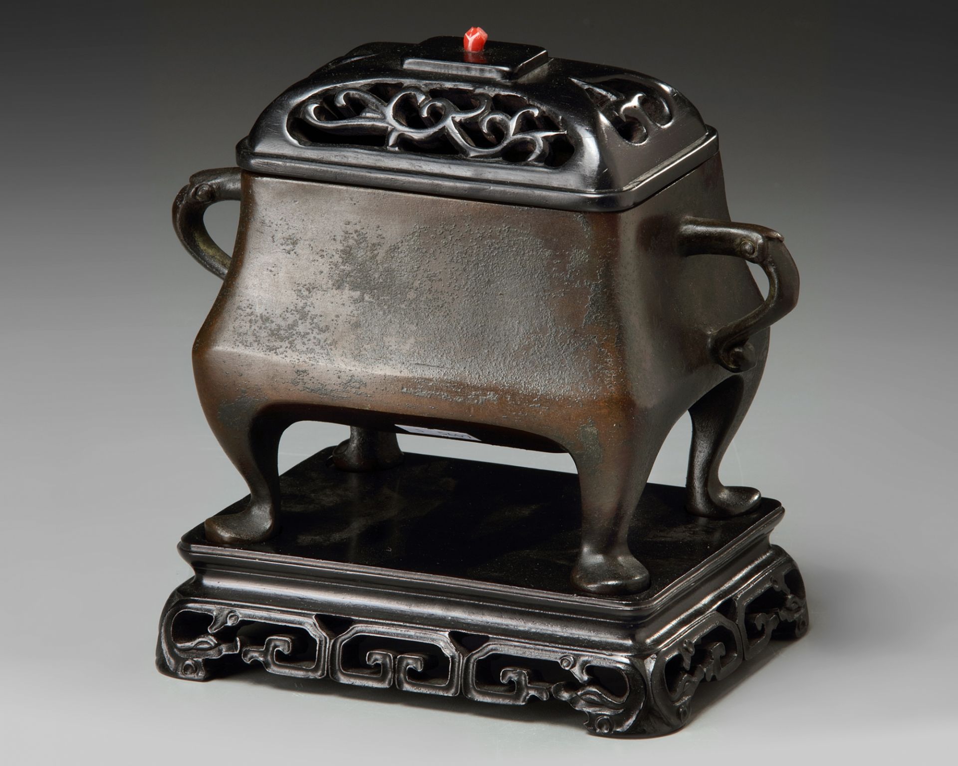 A Chinese bronze rectangular censer - Bild 3 aus 5