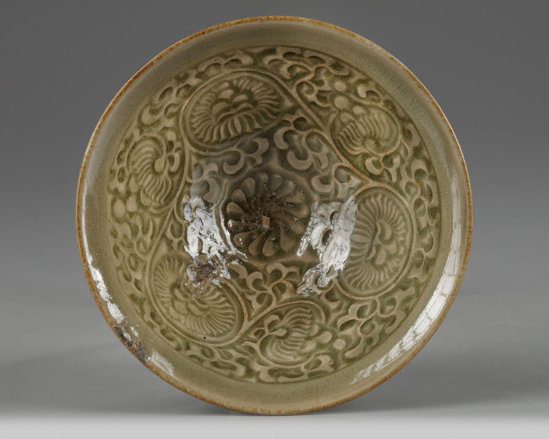 A Yaozhou celadon-glazed ‘chrysanthemum scroll’ bowl - Bild 2 aus 5