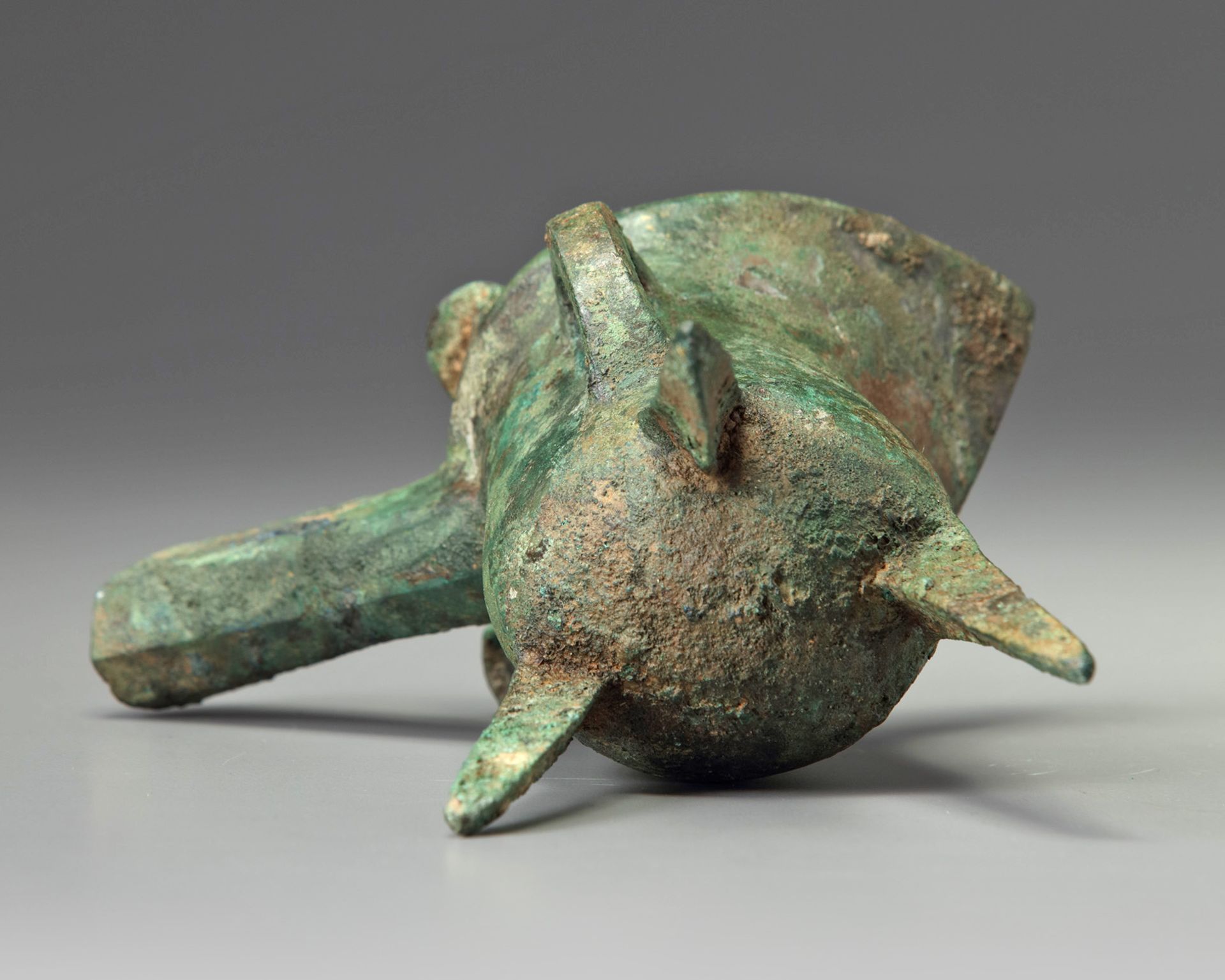 A Chinese bronze tripod ritual tripod vessel, jue - Bild 3 aus 5