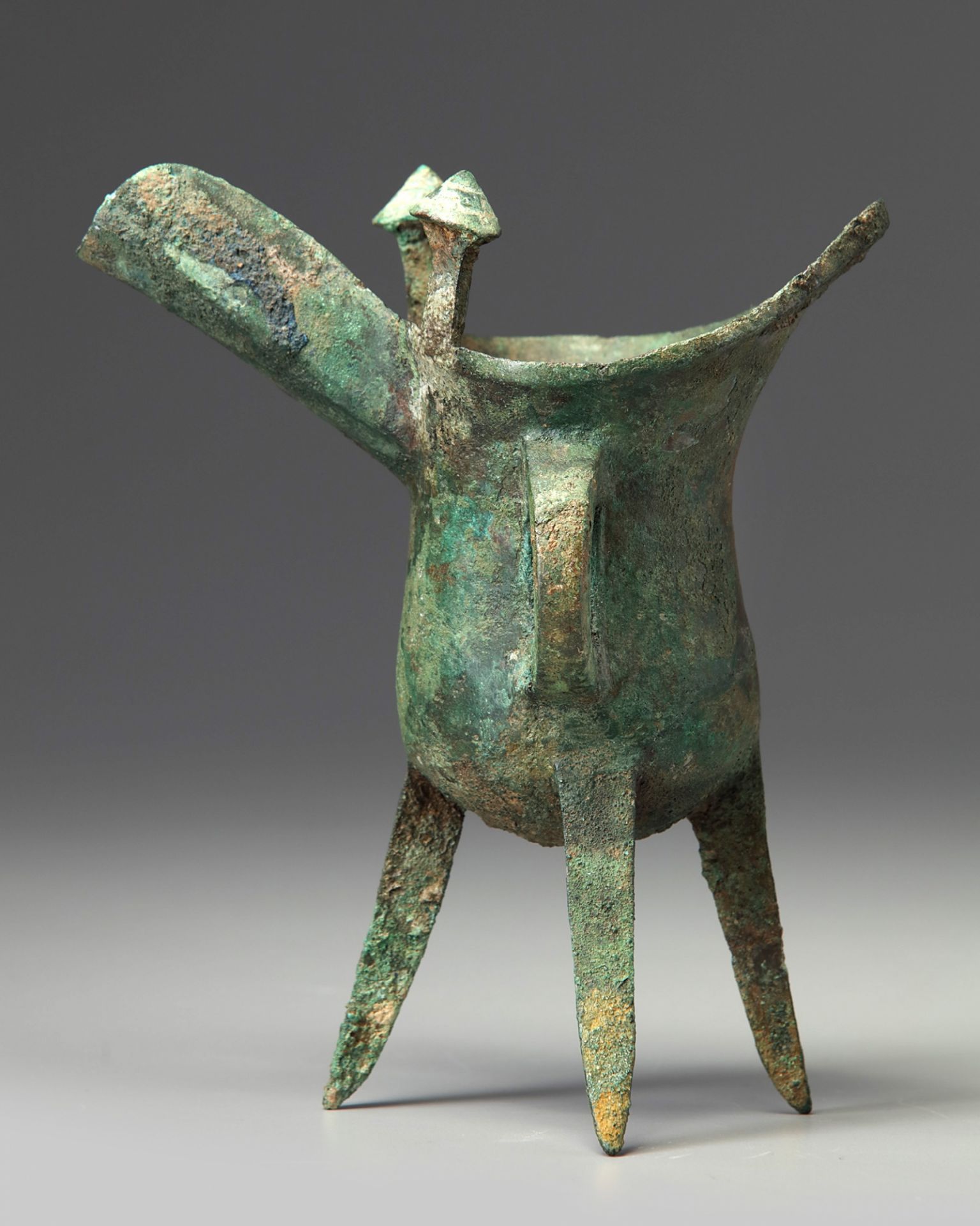 A Chinese bronze tripod ritual tripod vessel, jue - Bild 2 aus 5