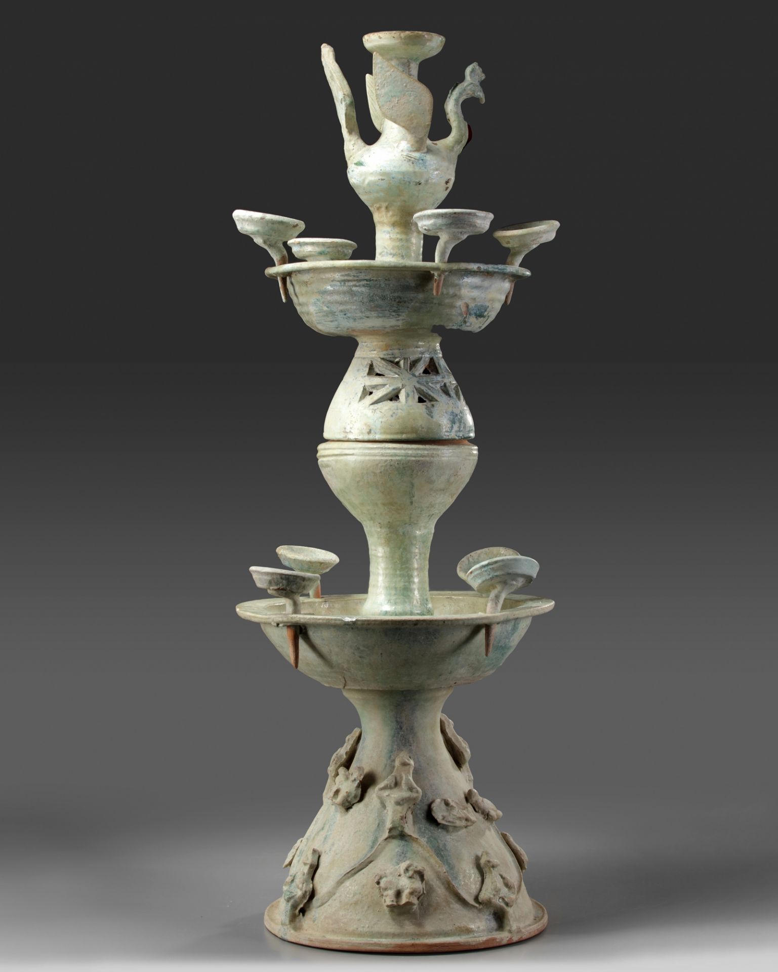 A Chinese green-glazed pottery two-tiered oil lamp - Bild 2 aus 3