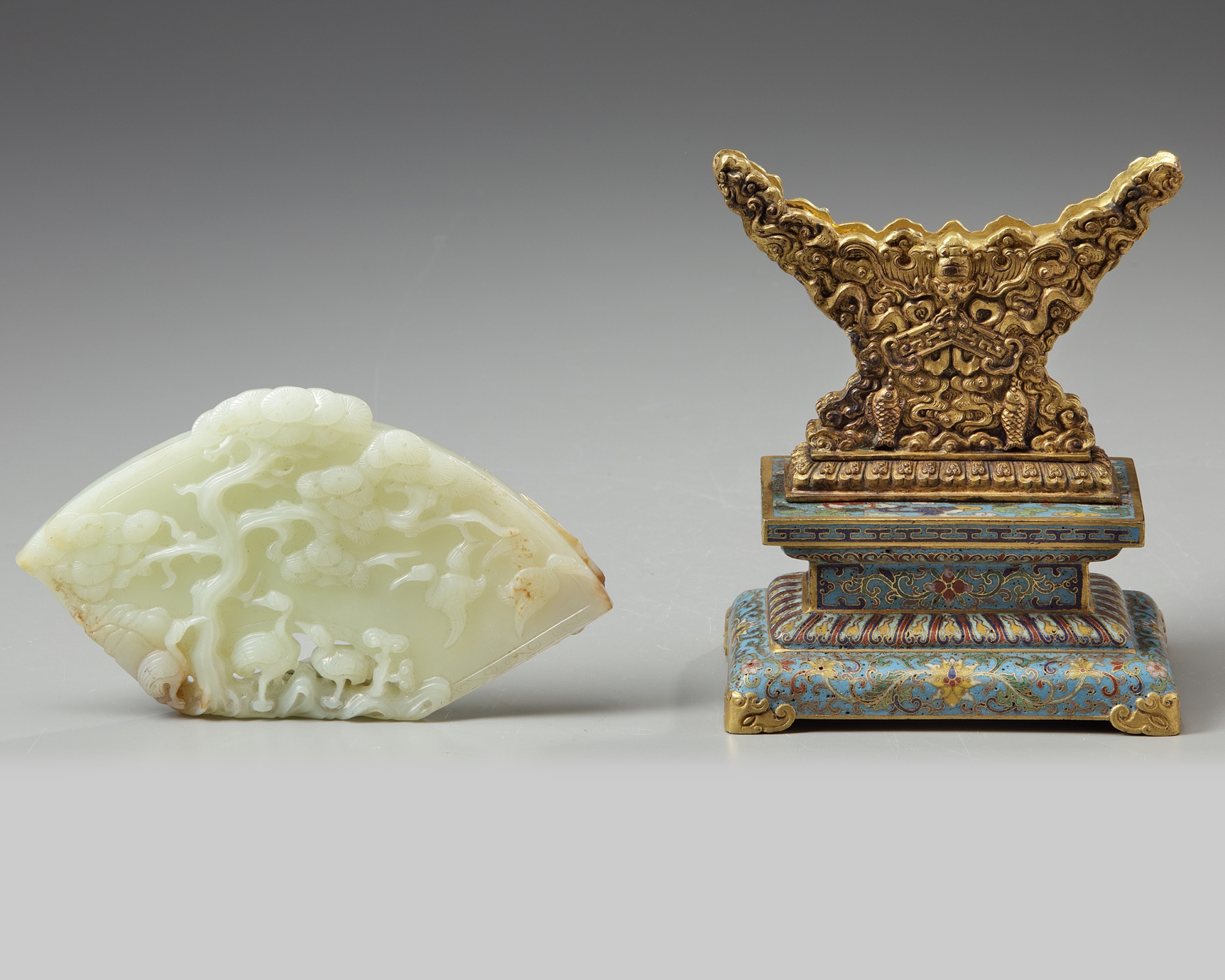 A Chinese pale celadon jade plaque and a cloisonné enamel stand - Image 4 of 5