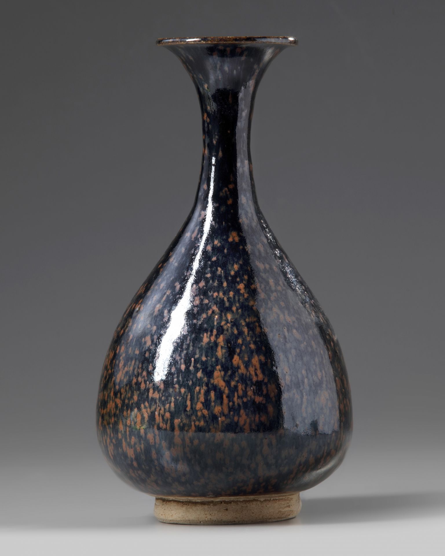 A Chinese black glazed rust-splashed pear-shaped vase - Bild 2 aus 5