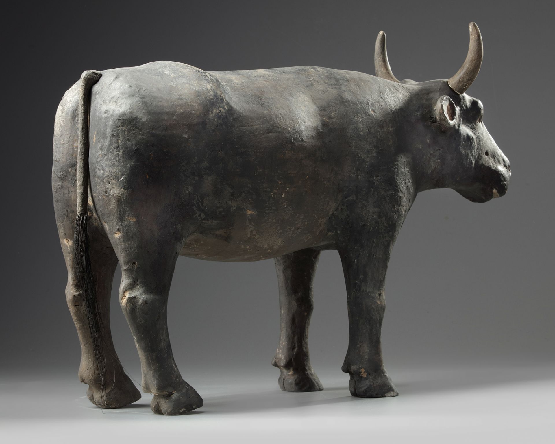 A rare Chinese painted pottery figure of an ox - Image 4 of 6