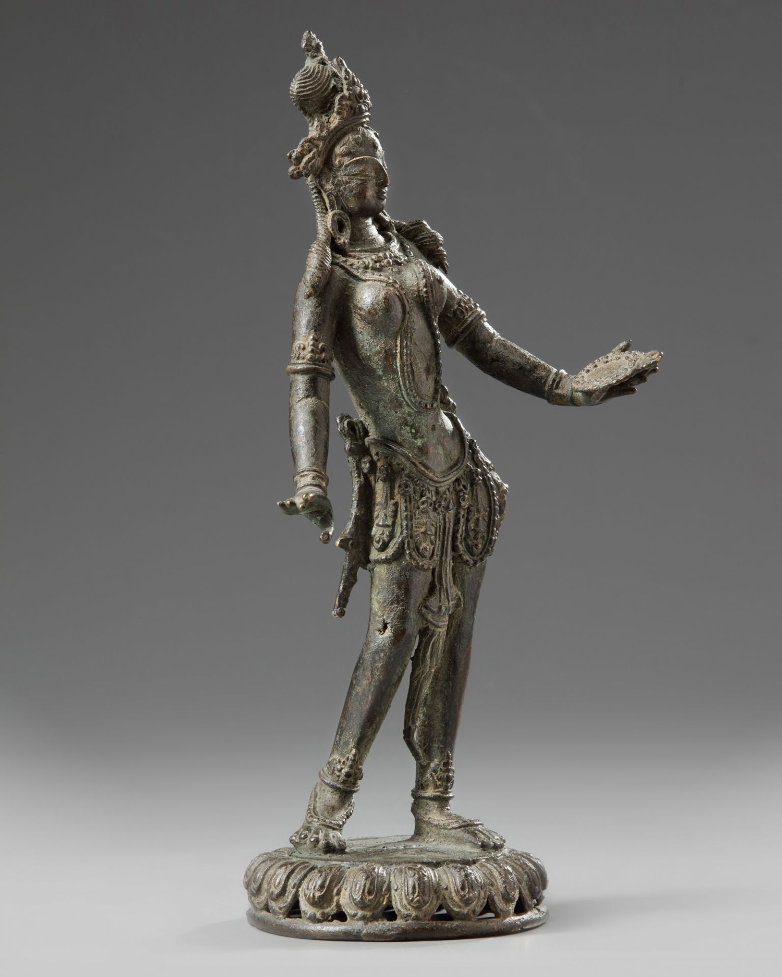 A Nepalese bronze dancing Tara - Bild 4 aus 5