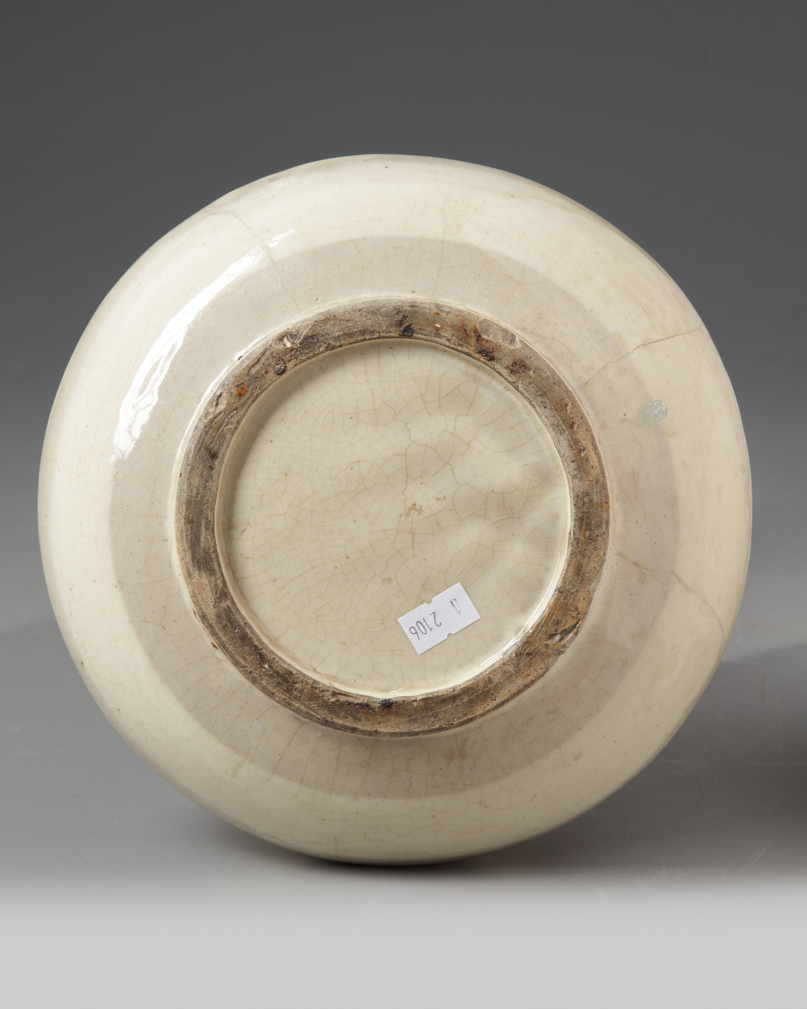 A Chinese cream crackle-glazed garlic mouth vase - Image 5 of 5