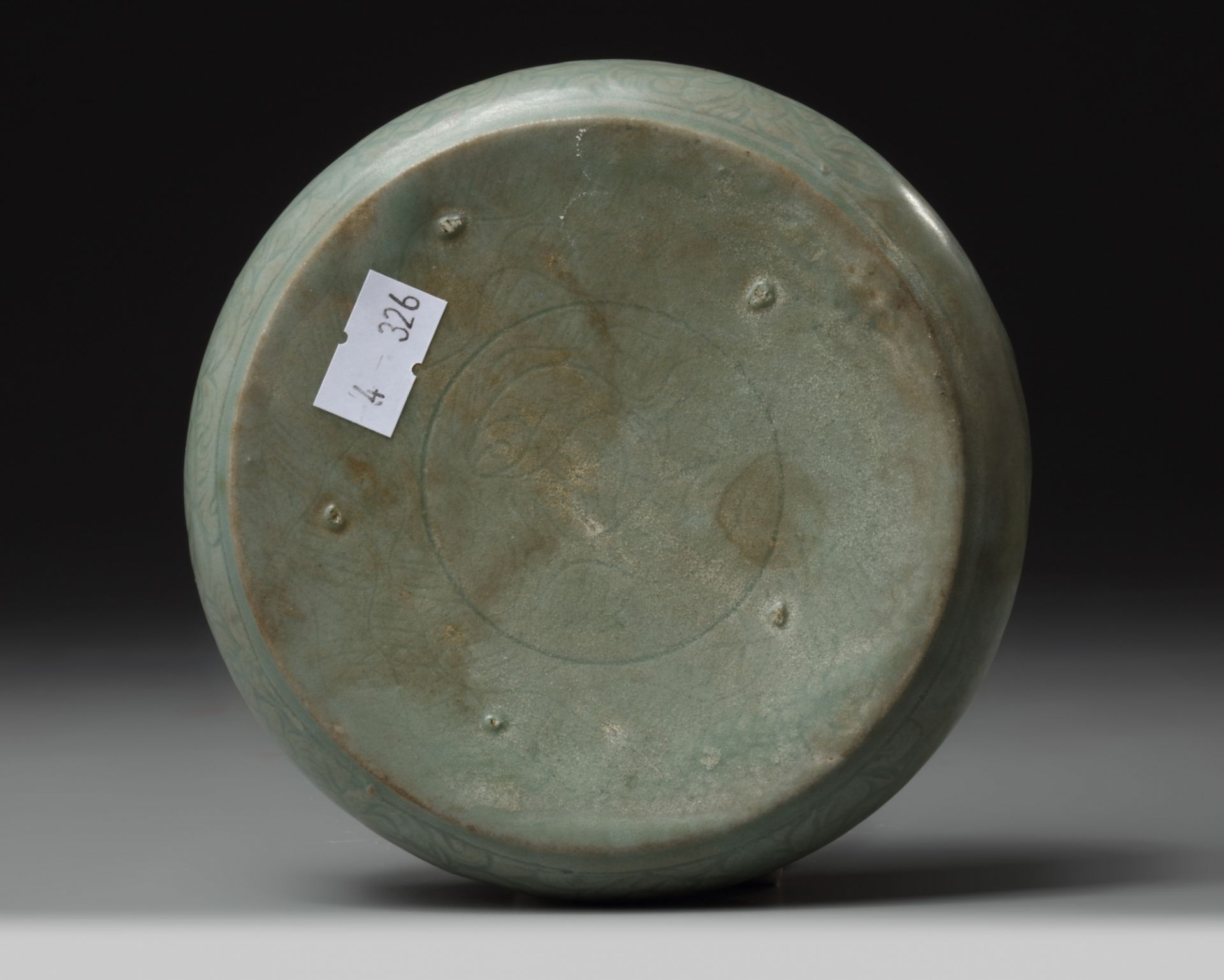 A Korean celadon-glazed 'fish and waves' washer - Bild 3 aus 3