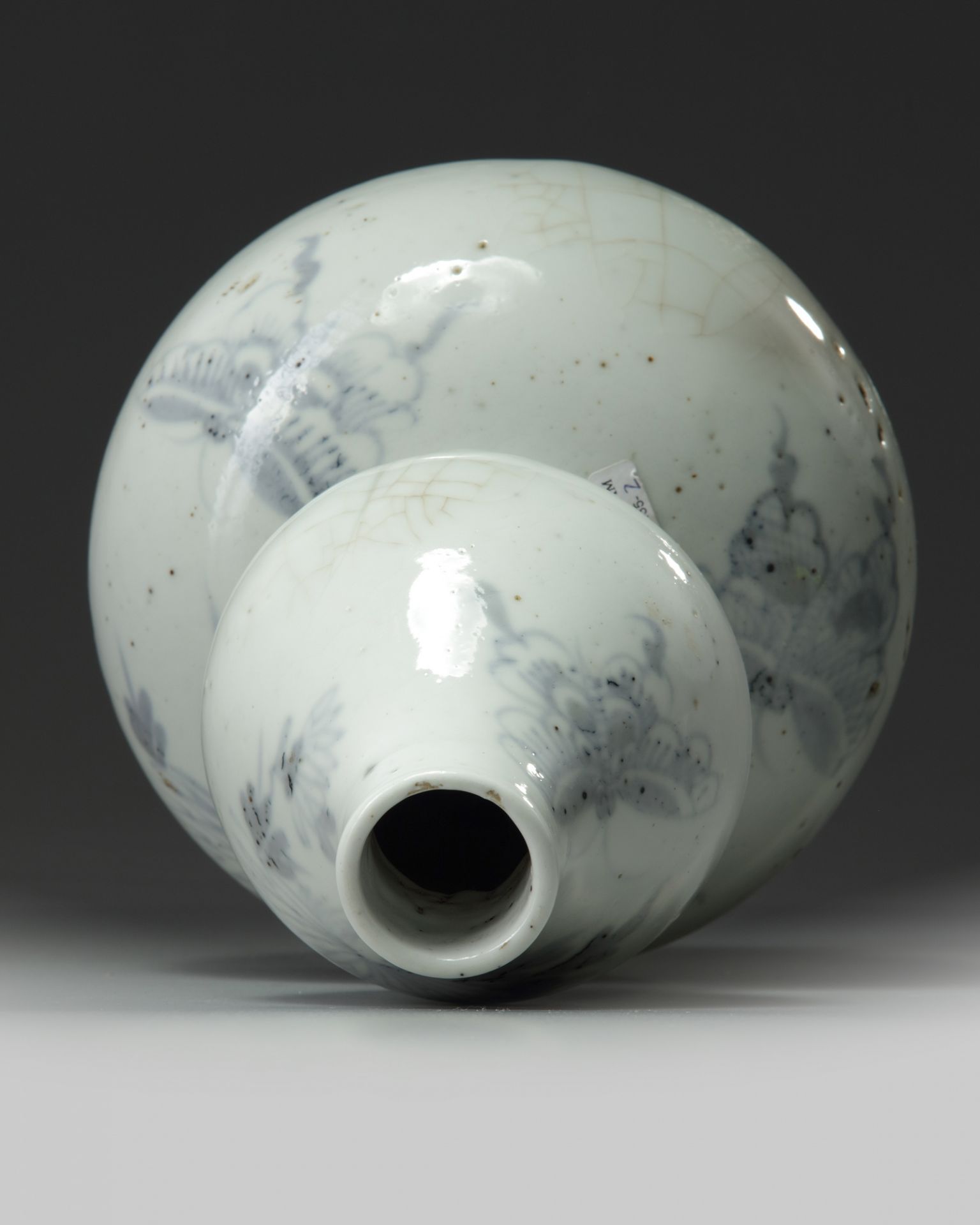 A Korean blue and white 'butterfly and chrysanthemum' double gourd vase - Image 4 of 5