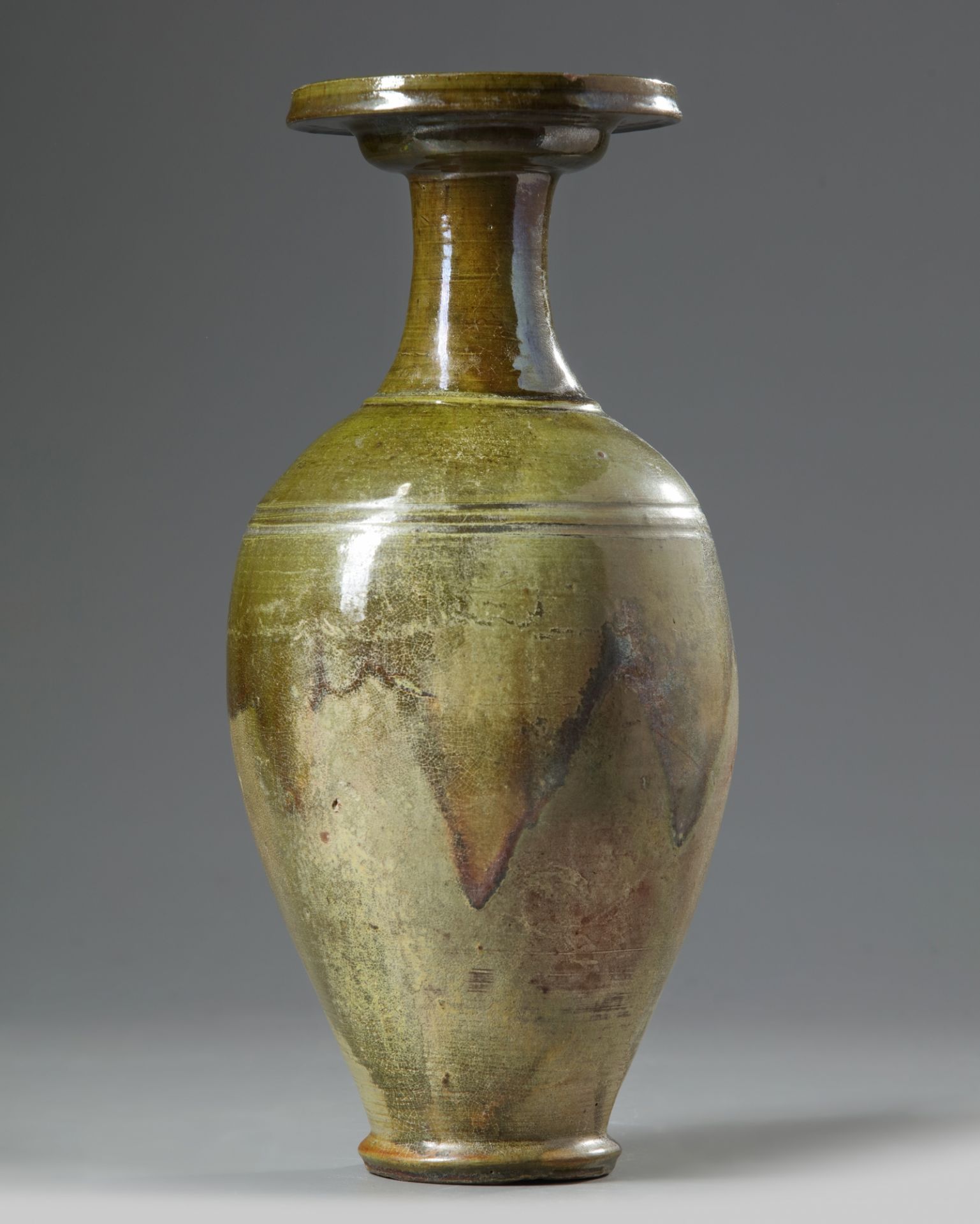 A Chinese green-glazed pottery vase - Bild 5 aus 8