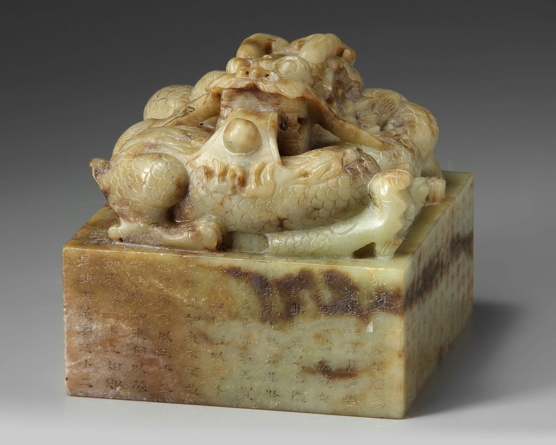 A large Chinese celadon jade 'dragon' seal - Image 2 of 5