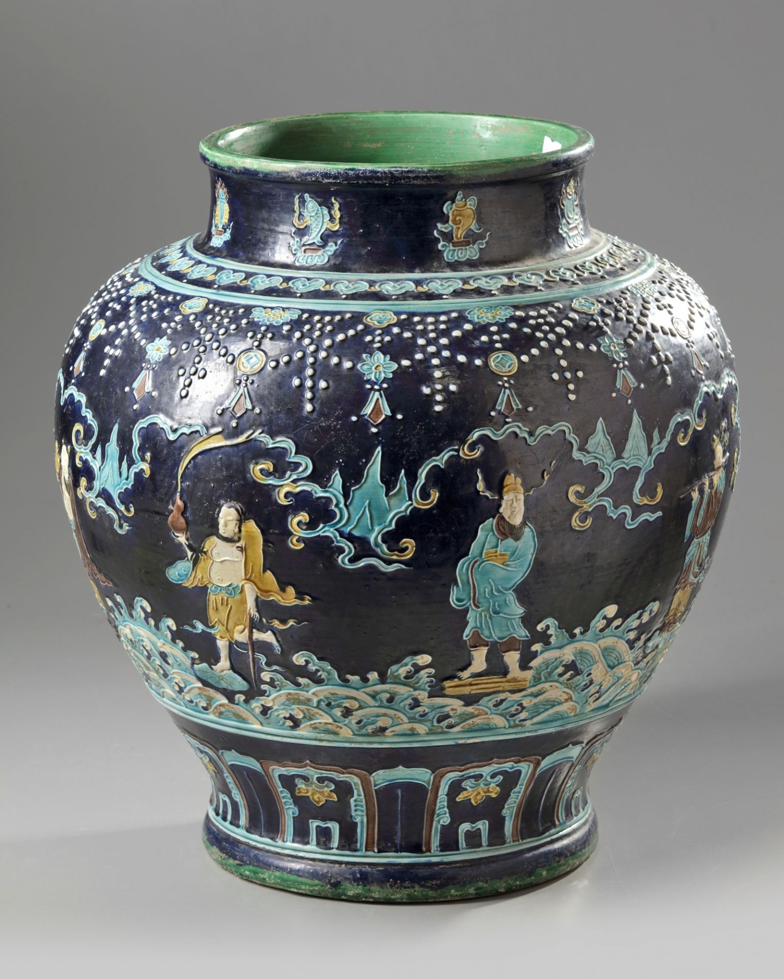 A Chinese fahua 'Eight Immortals' jar - Bild 2 aus 5