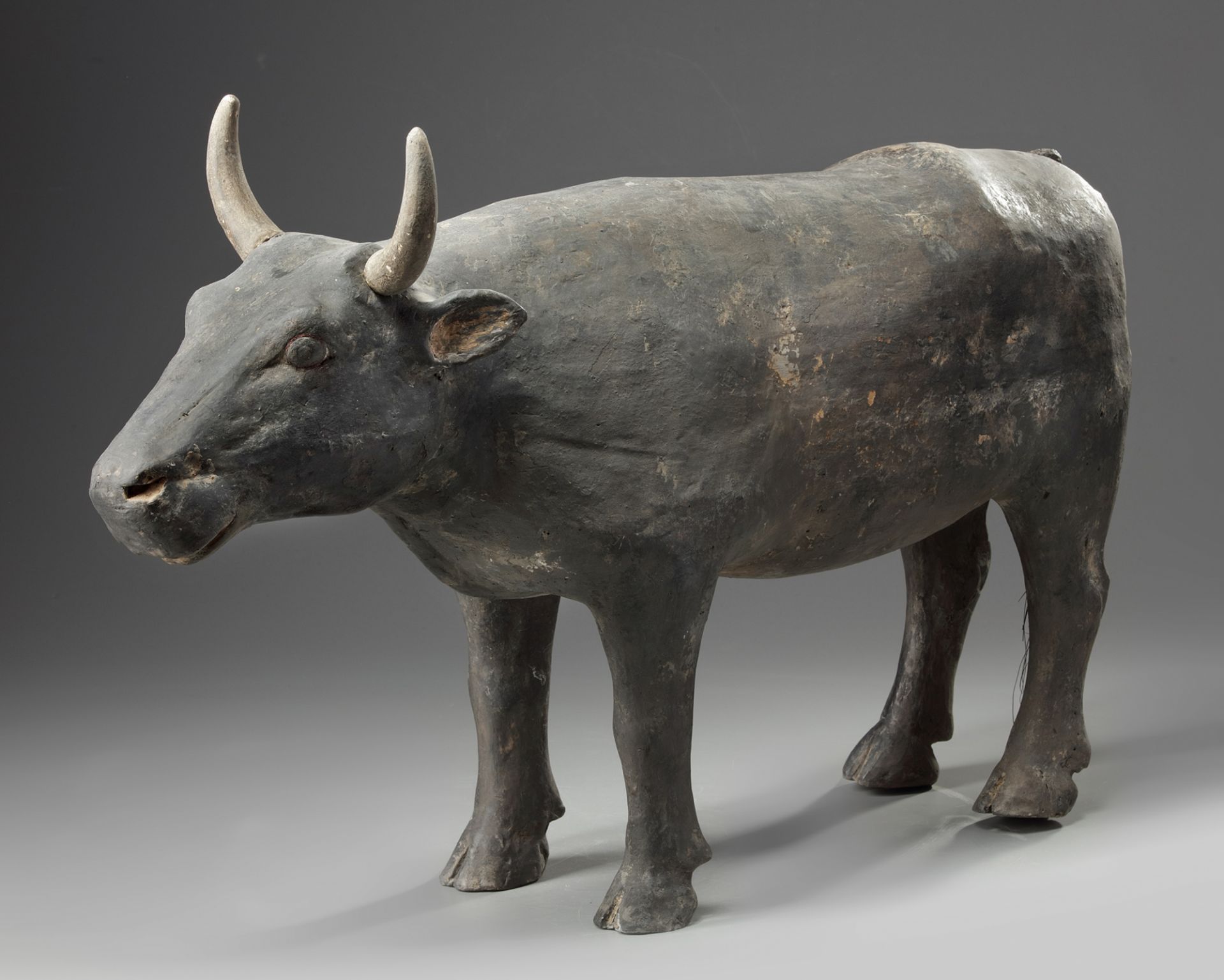 A rare Chinese painted pottery figure of an ox - Image 3 of 6