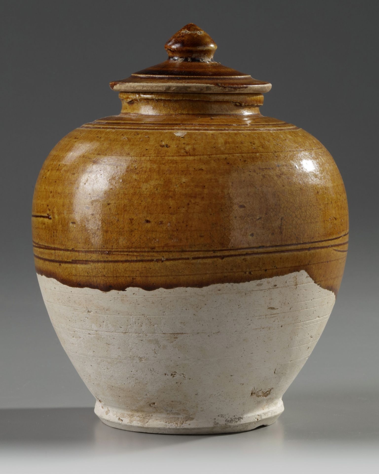 A Chinese amber-glazed jar and cover - Image 3 of 4