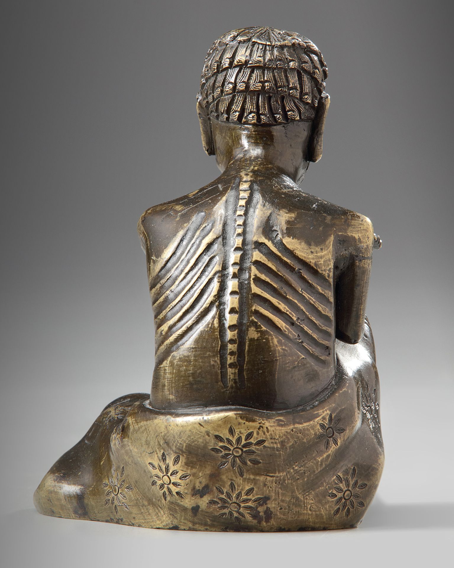 A Chinese bronze figure of the ascetic Shakyamuni - Bild 3 aus 4