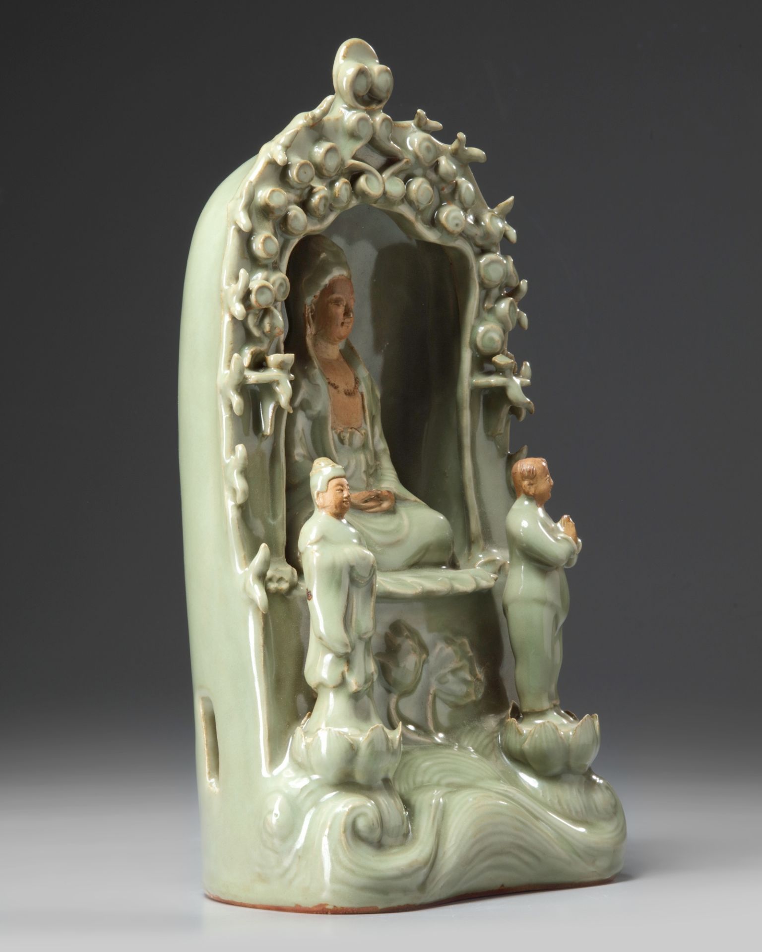 A Chinese Longquan celadon glazed grotto - Bild 2 aus 5