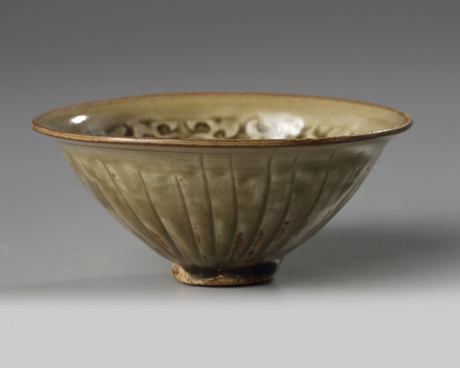 A Yaozhou celadon-glazed 'chrysanthemum' bowl - Image 5 of 5