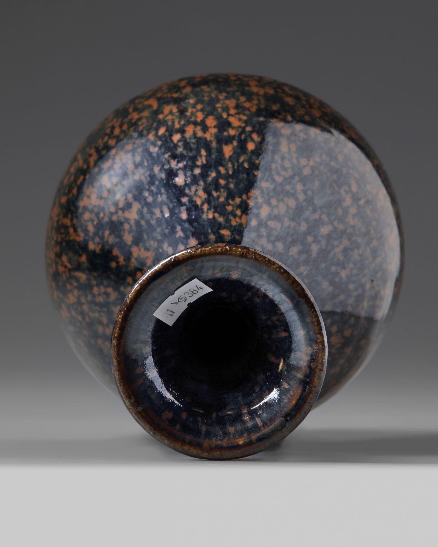 A Chinese black glazed rust-splashed pear-shaped vase - Bild 4 aus 5
