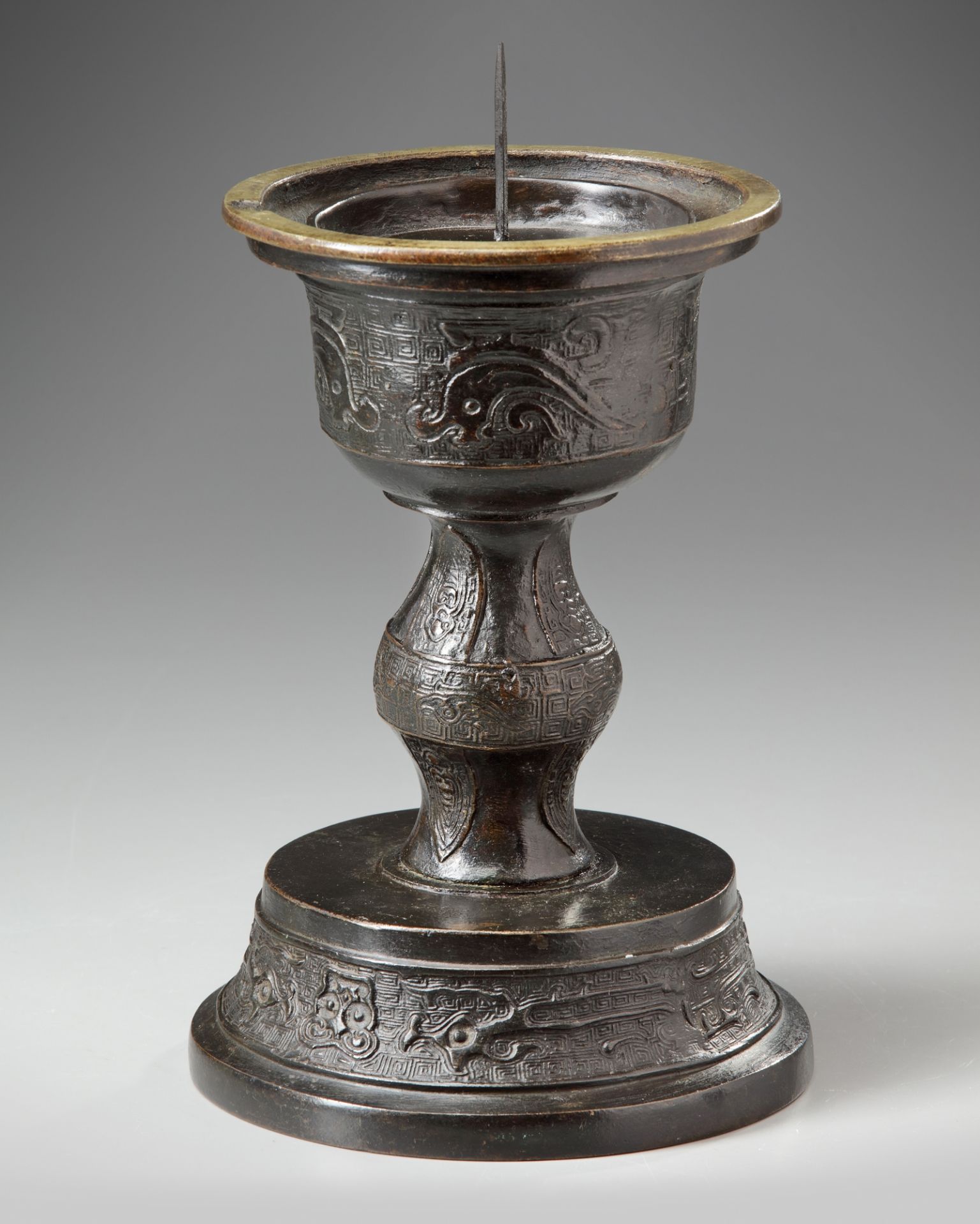 A Chinese bronze candle holder - Bild 3 aus 5