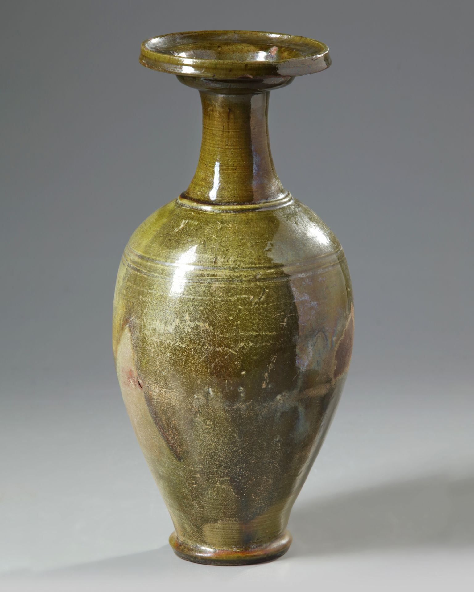 A Chinese green-glazed pottery vase - Bild 7 aus 8