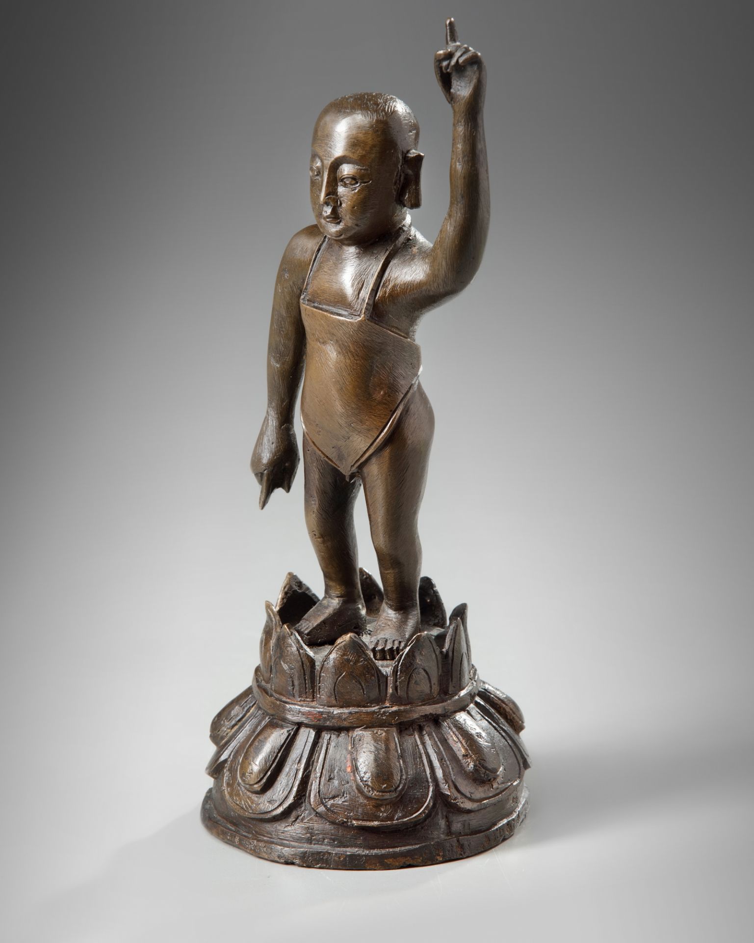 A Chinese bronze figure of the boy Shakyamuni - Bild 2 aus 4