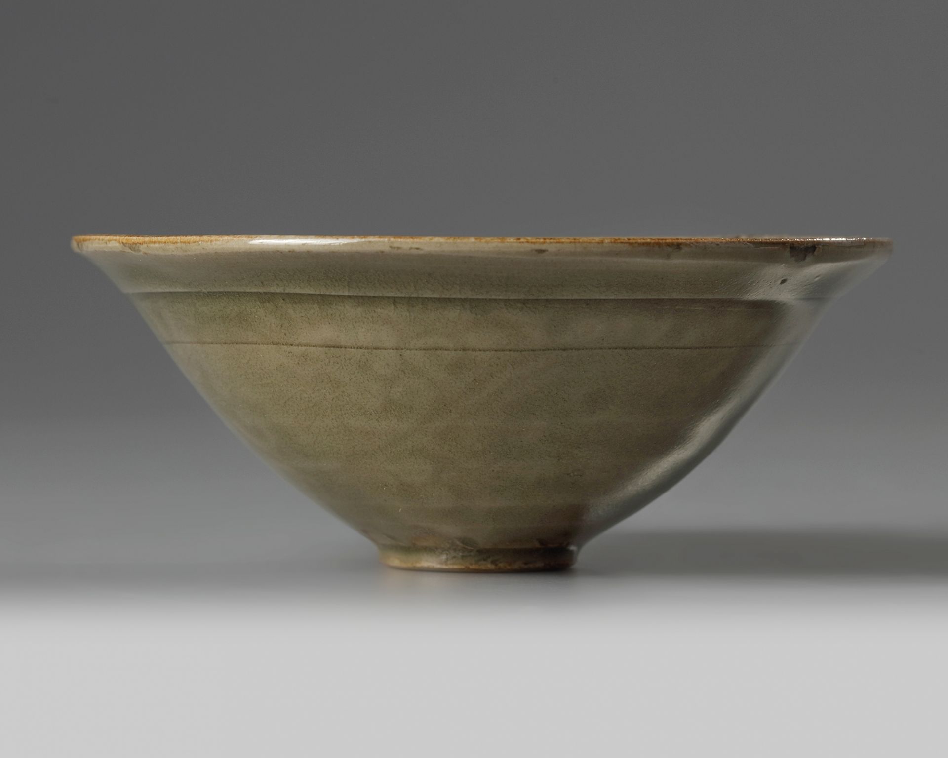 A Yaozhou celadon-glazed ‘chrysanthemum scroll’ bowl - Bild 3 aus 5