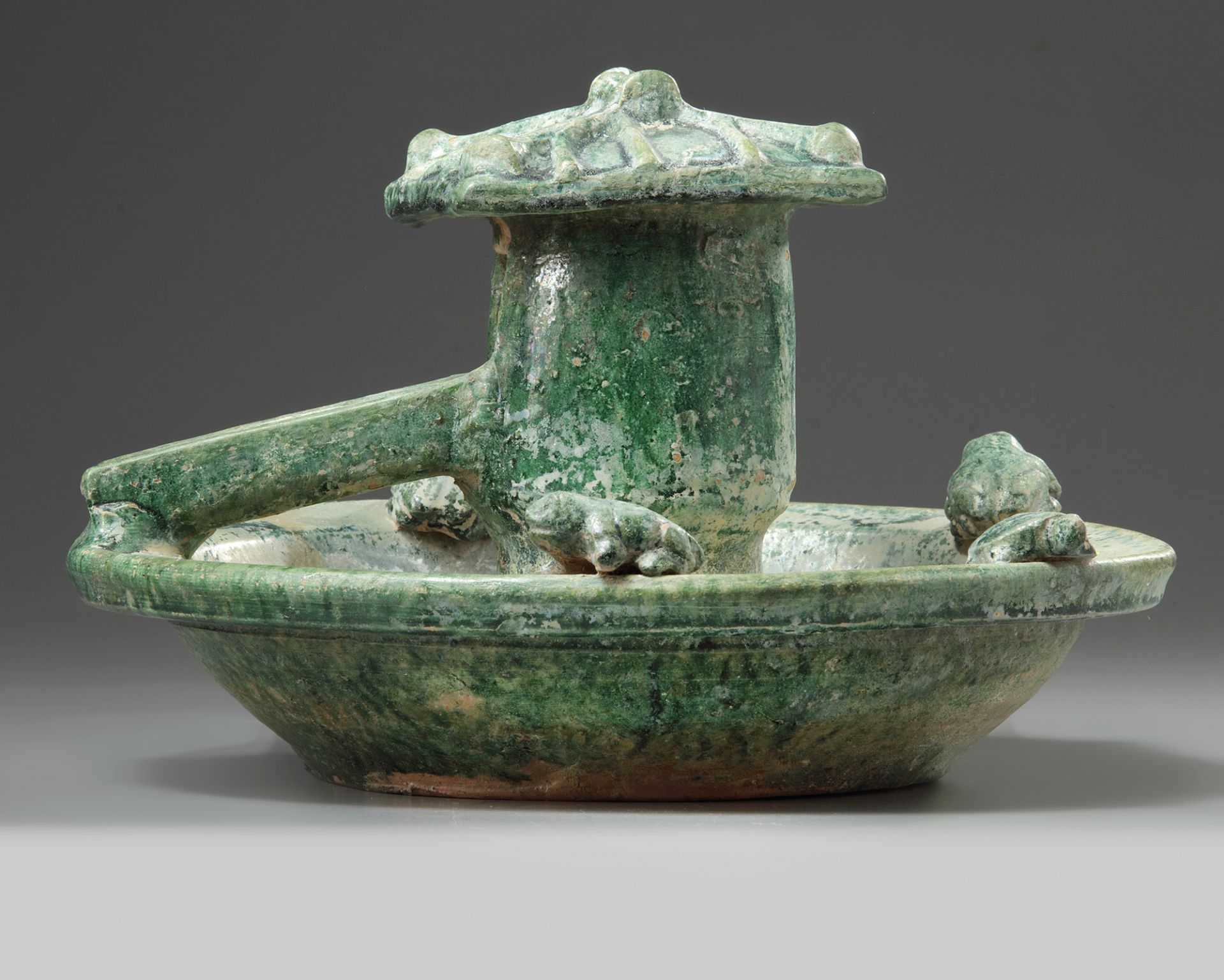 A Chinese green-glazed pottery frog pond - Bild 2 aus 3