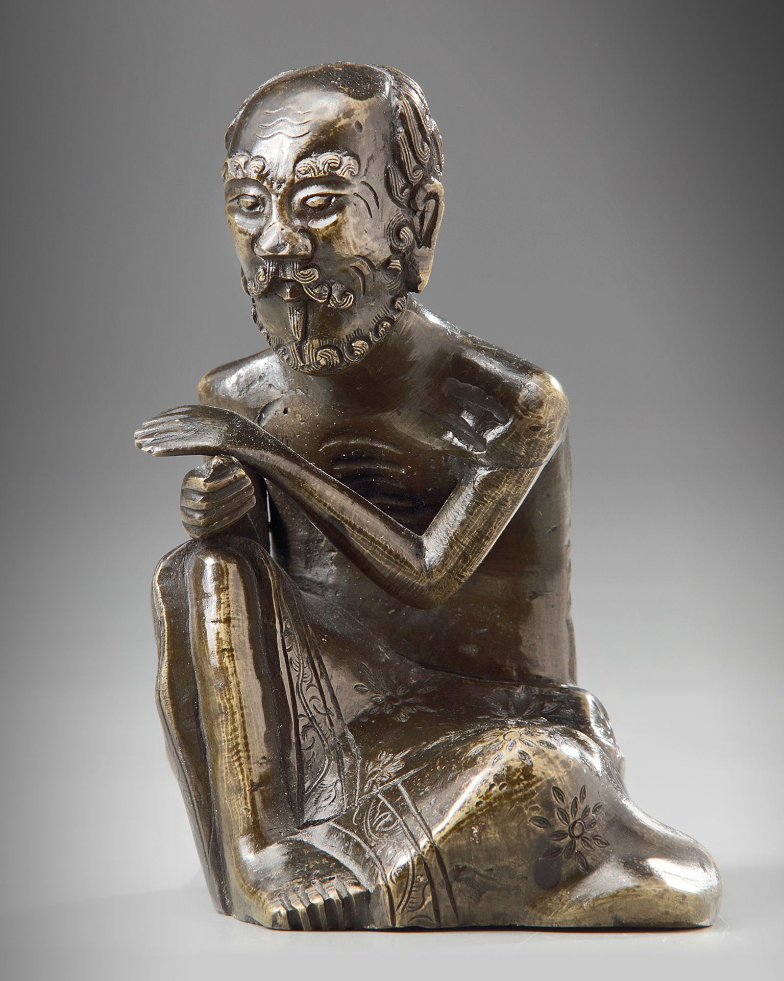 A Chinese bronze figure of the ascetic Shakyamuni - Bild 2 aus 4