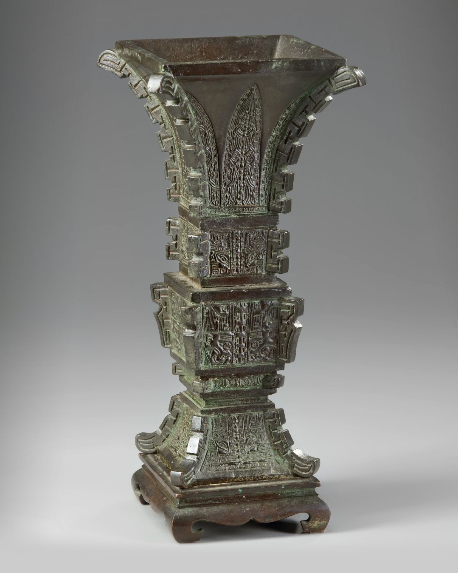 A Chinese archaistic bronze square section vase, fanggu - Bild 3 aus 5