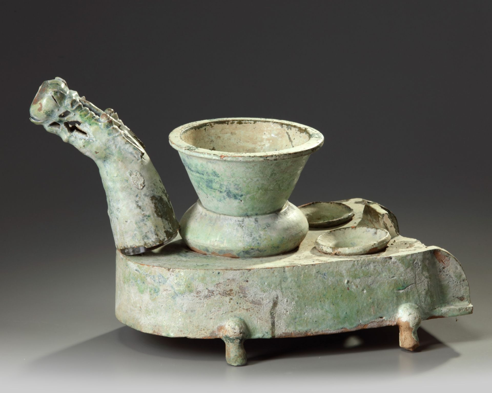 A Chinese green-glazed pottery stove with a dragon chimney - Bild 7 aus 8