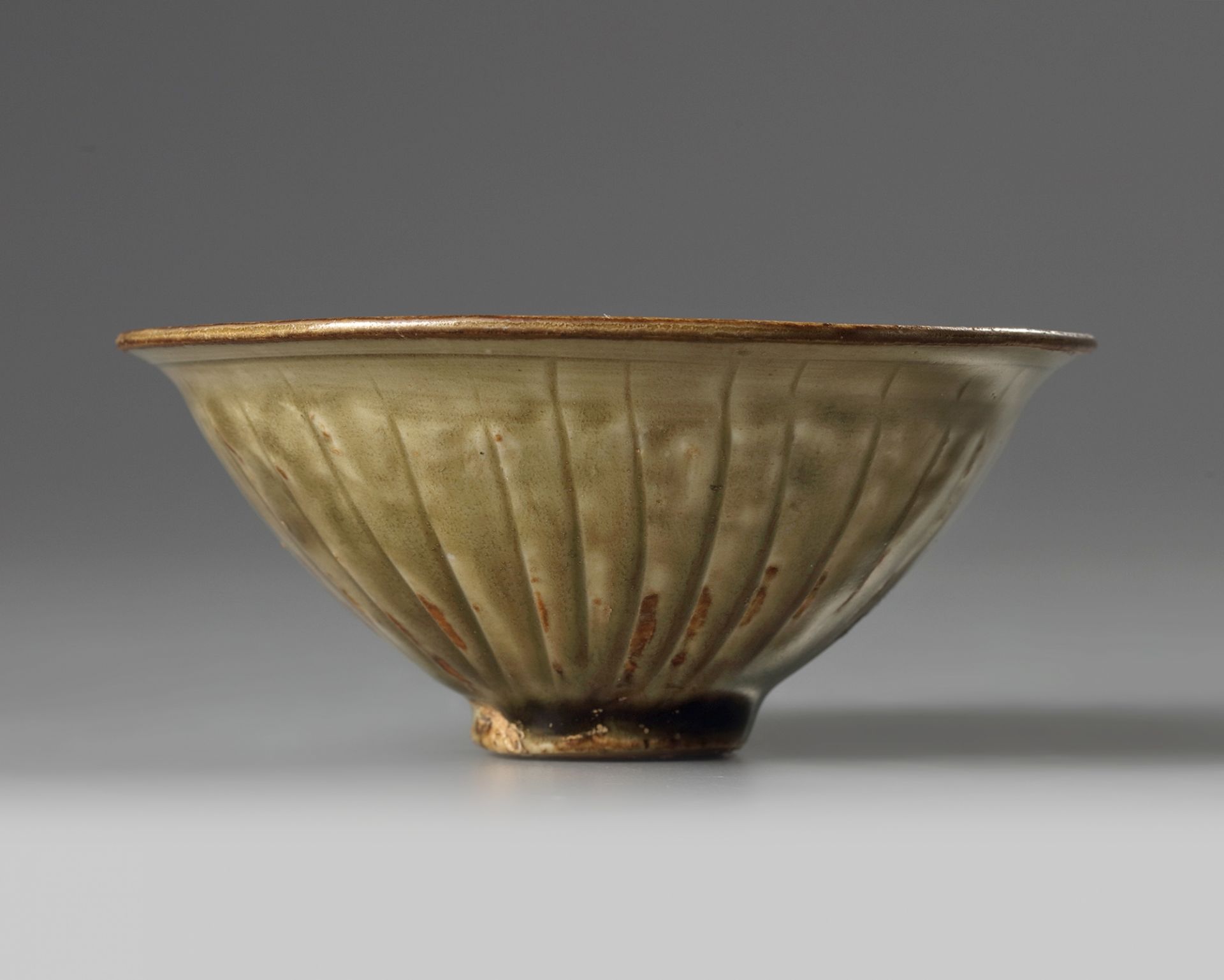 A Yaozhou celadon-glazed 'chrysanthemum' bowl - Image 3 of 5