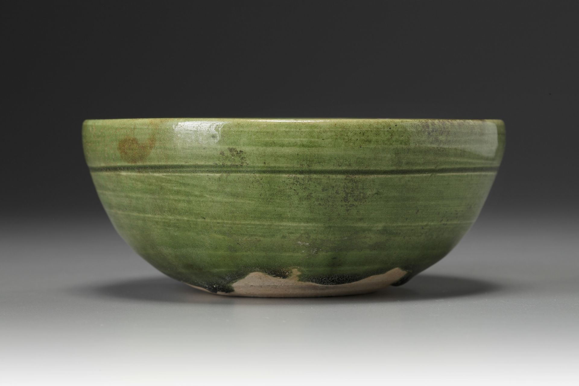 A Chinese green lead-glazed bowl - Bild 4 aus 5