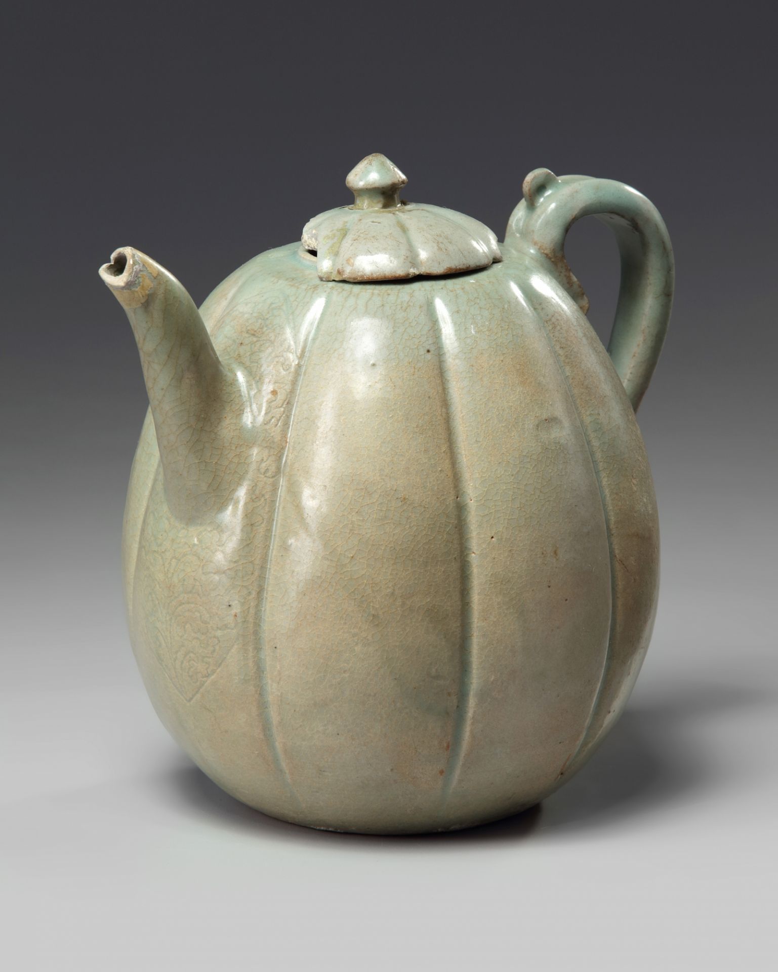 A Korean celadon glazed lobed teapot and cover - Bild 2 aus 5