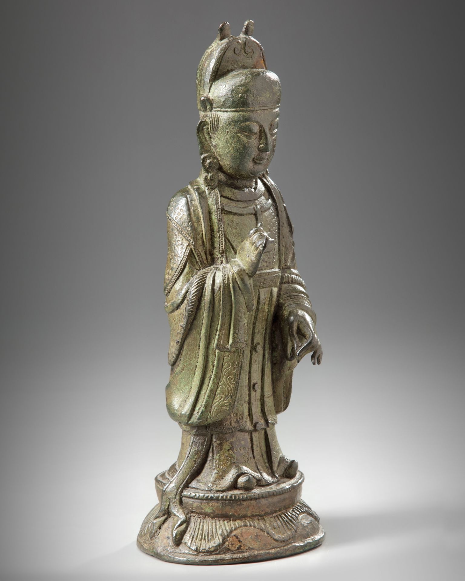 A Chinese bronze figure of an official - Bild 4 aus 5