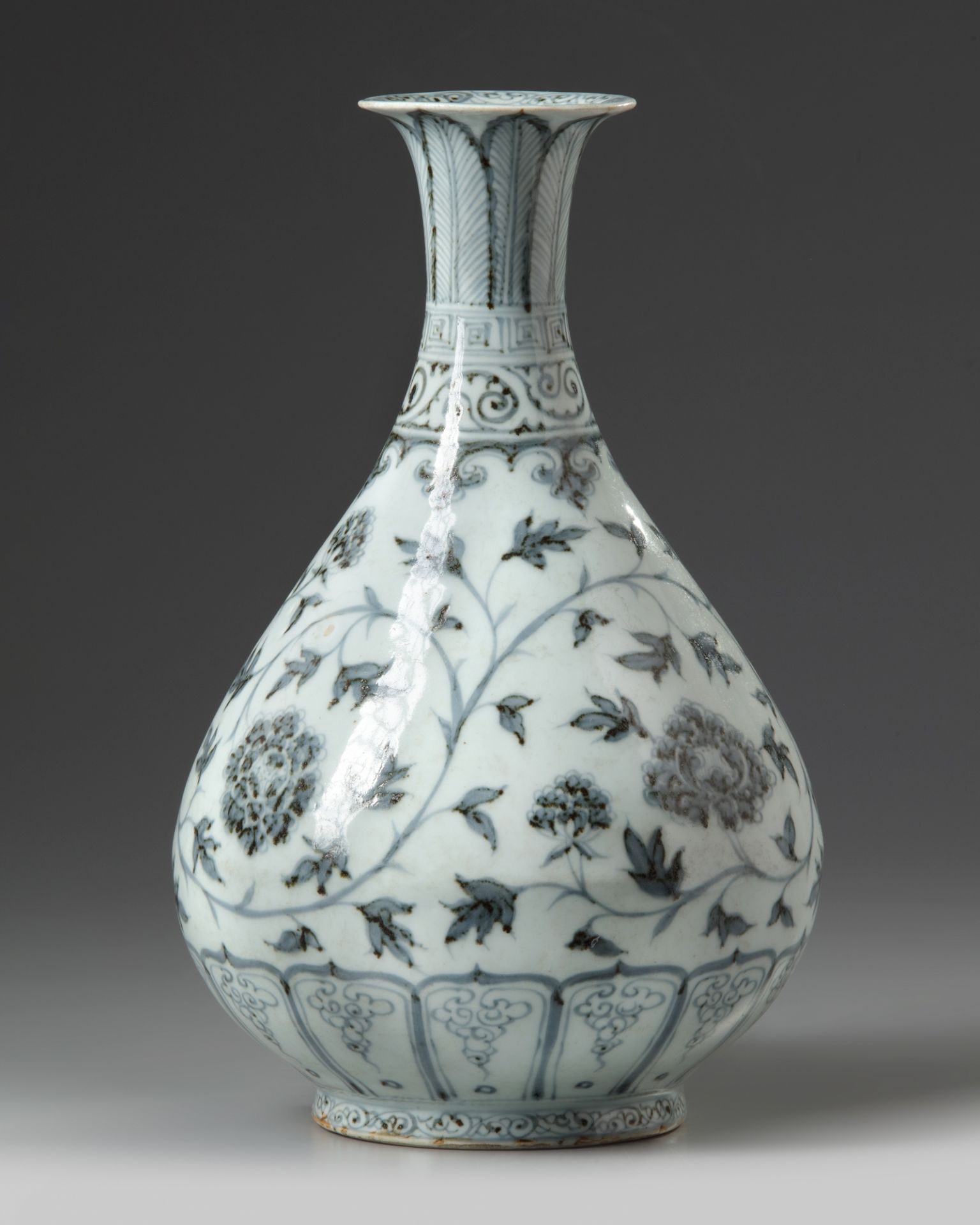 A Chinese blue and white 'scrolling peony' pear-shaped vase - Bild 2 aus 5
