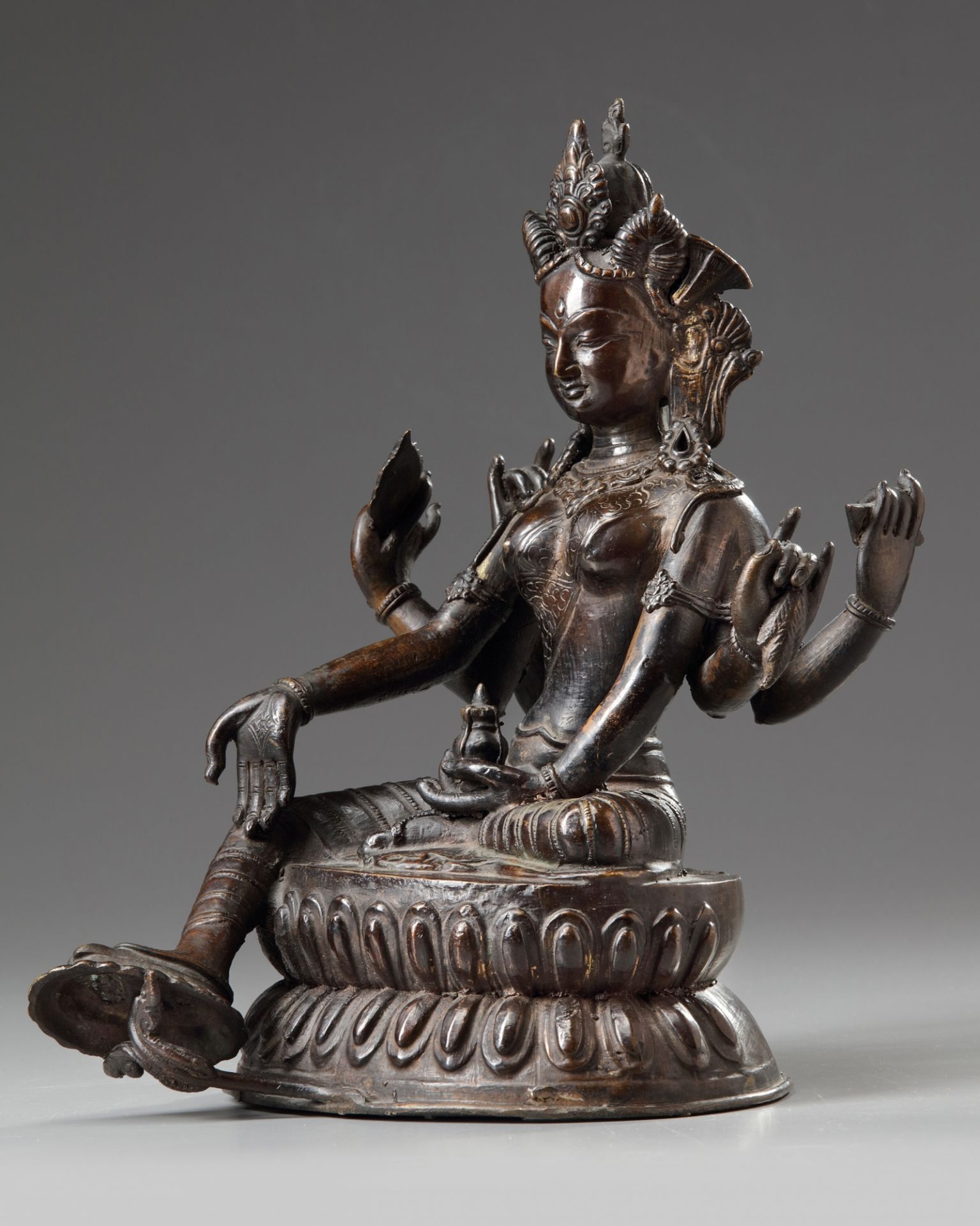 A Nepalese bronze figure of Vasudhara - Bild 2 aus 5