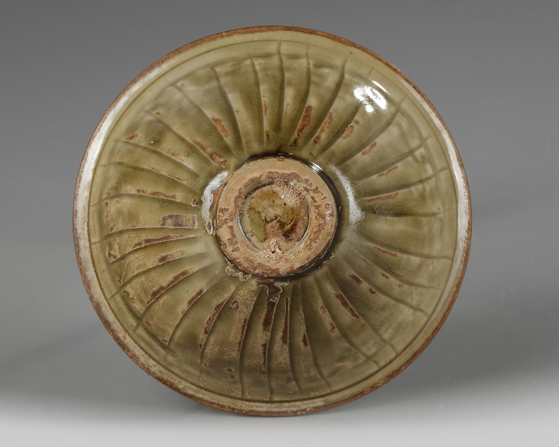 A Yaozhou celadon-glazed 'chrysanthemum' bowl - Image 2 of 5