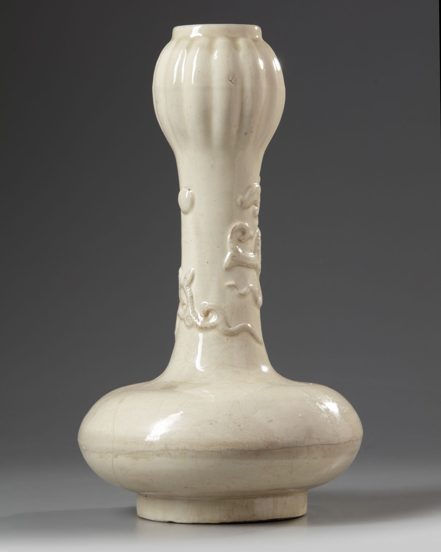 A Chinese cream crackle-glazed garlic mouth vase - Bild 2 aus 5