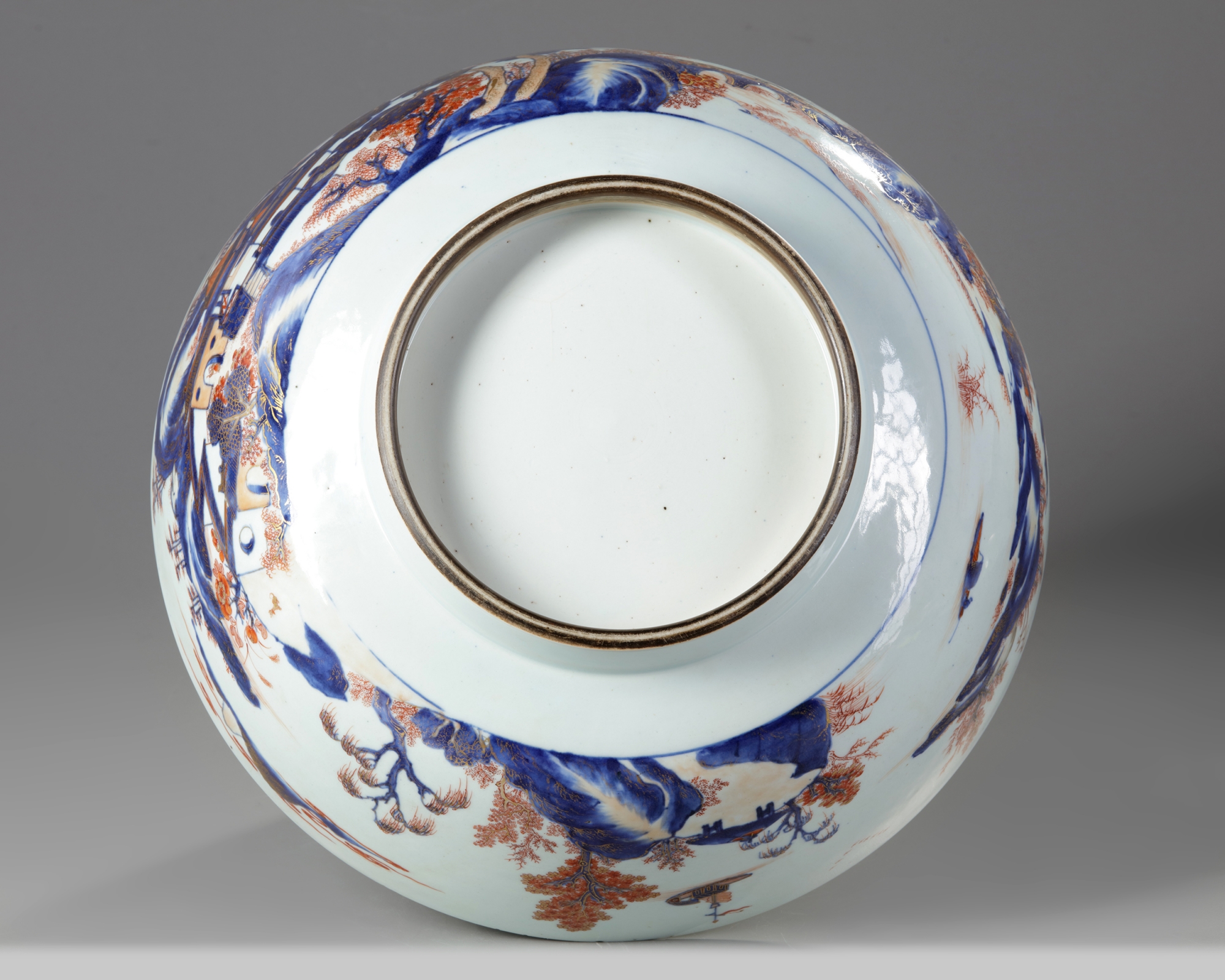 A large Chinese imari punch bowl - Image 4 of 5