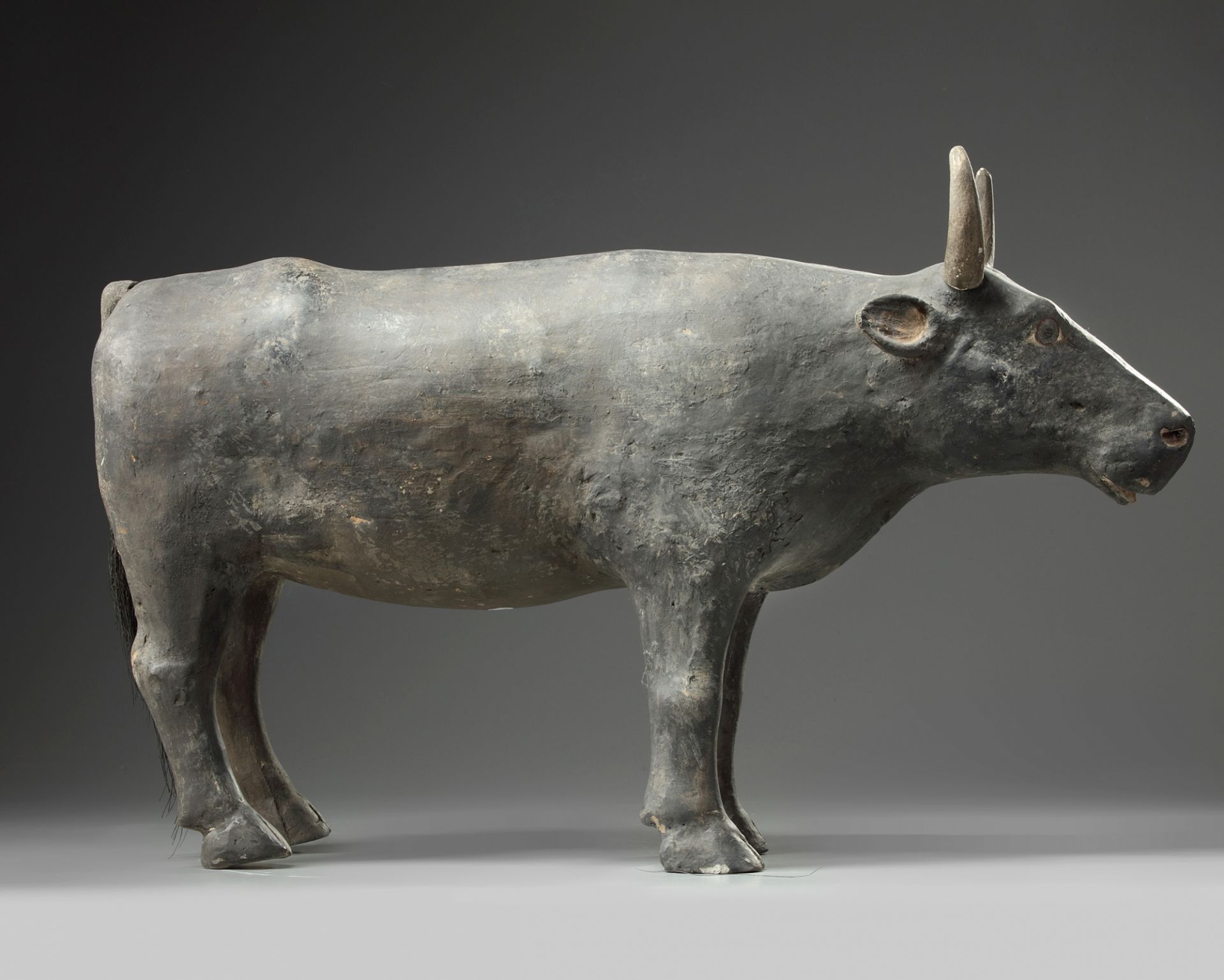 A rare Chinese painted pottery figure of an ox - Image 5 of 6