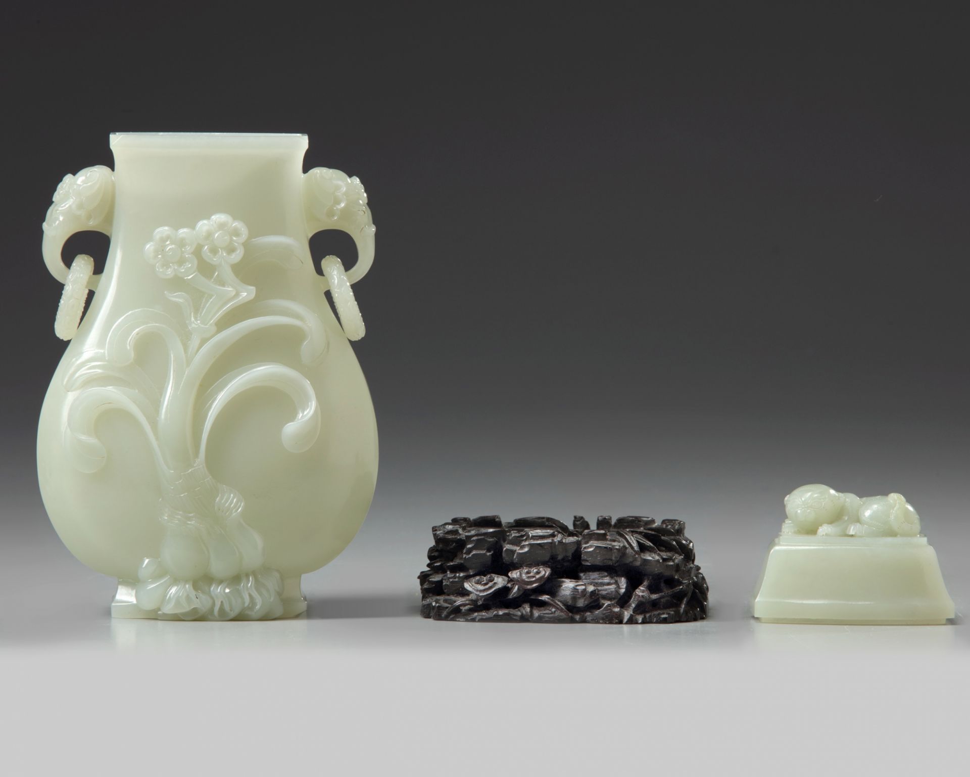 A Chinese pale celadon jade vase and cover - Image 4 of 5