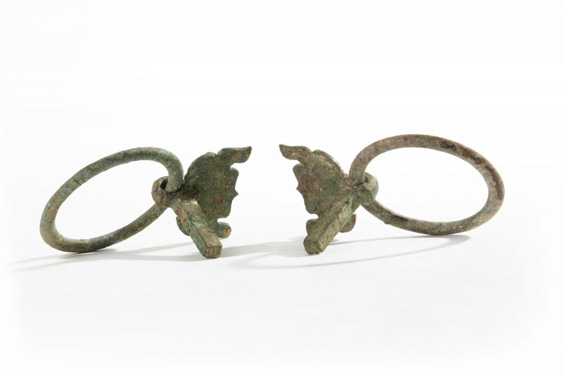 A pair of Chinese bronze taotie mask fittings with loose-ring handles - Bild 3 aus 4