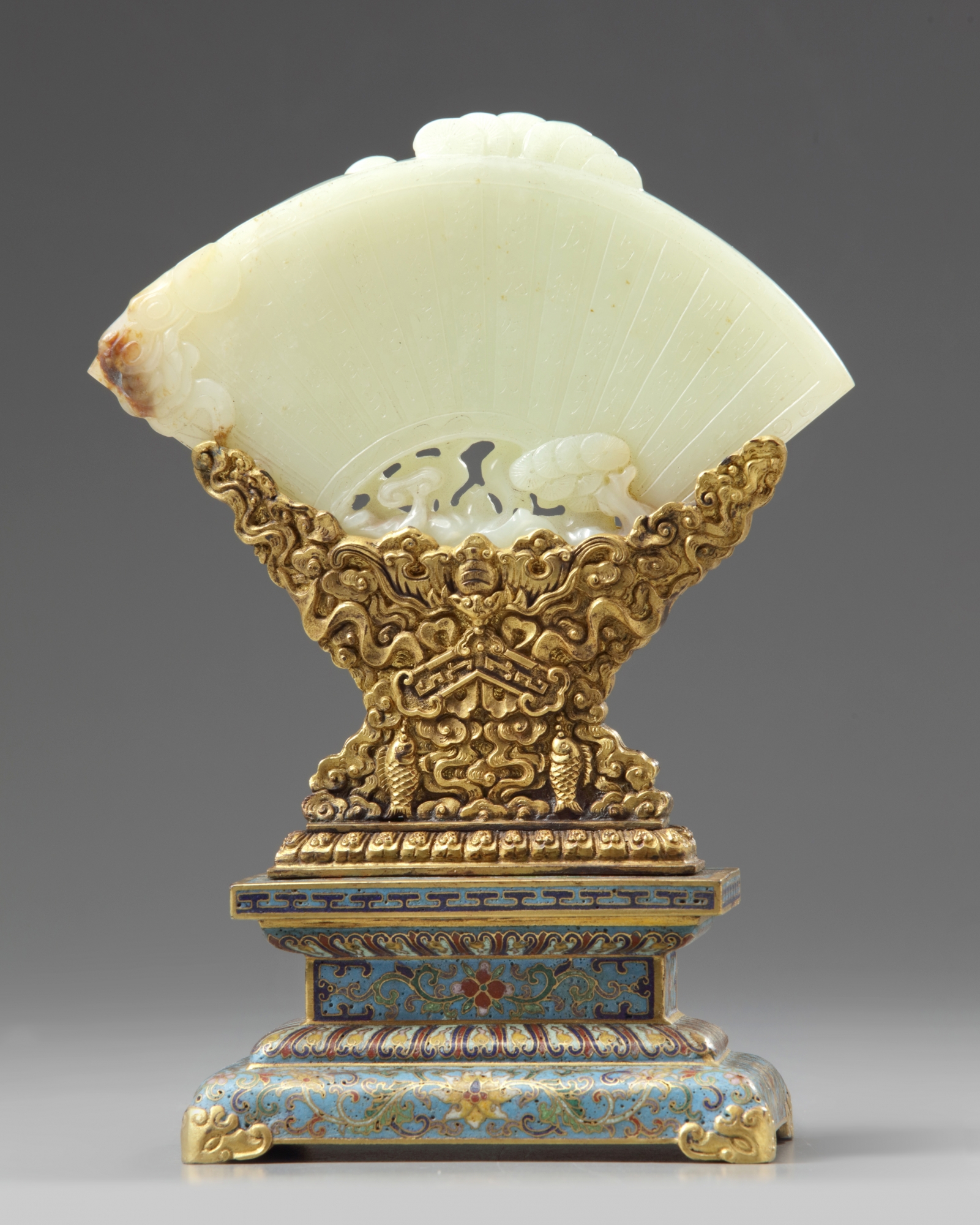 A Chinese pale celadon jade plaque and a cloisonné enamel stand - Image 3 of 5
