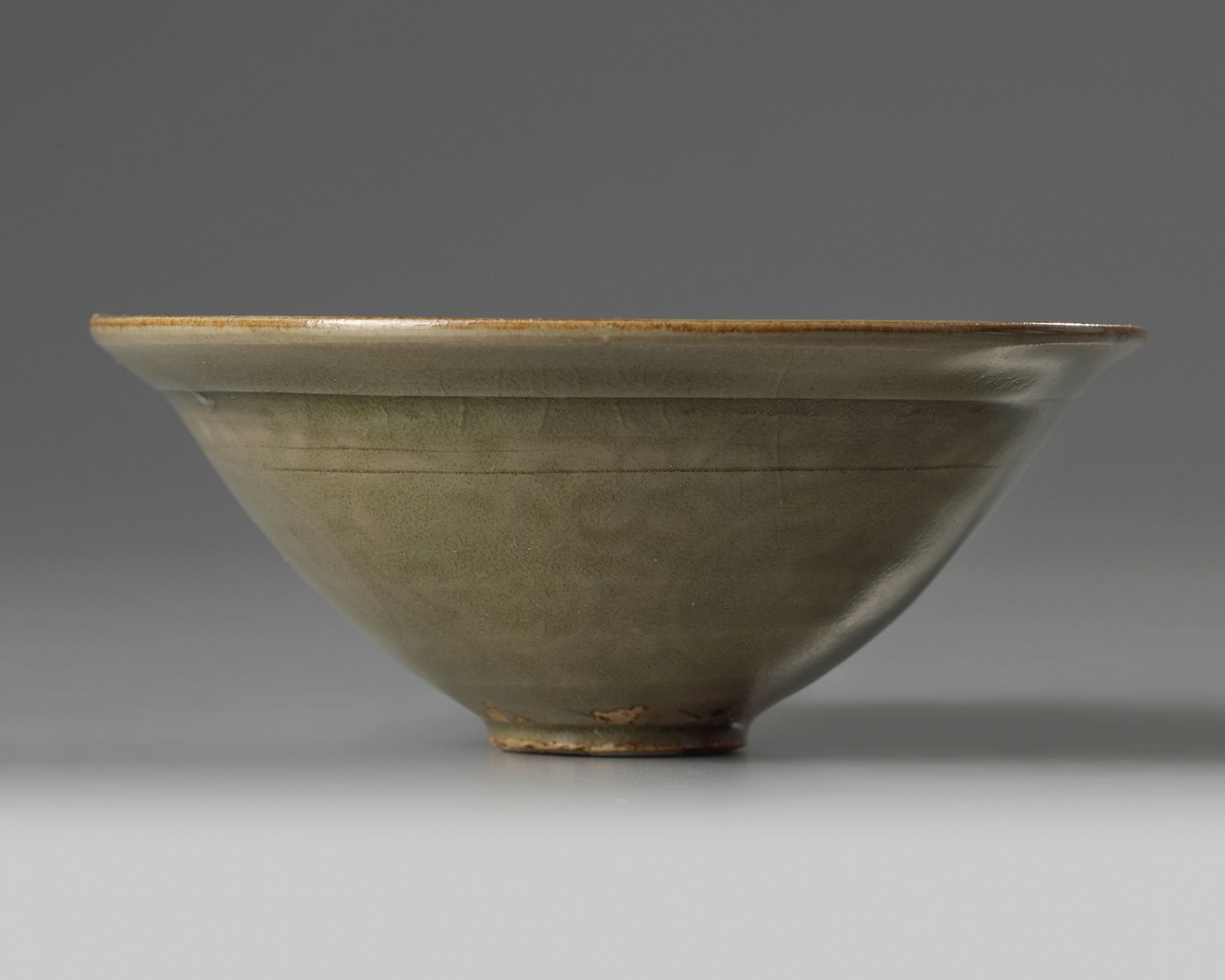 A Yaozhou celadon-glazed ‘chrysanthemum scroll’ bowl - Bild 4 aus 5