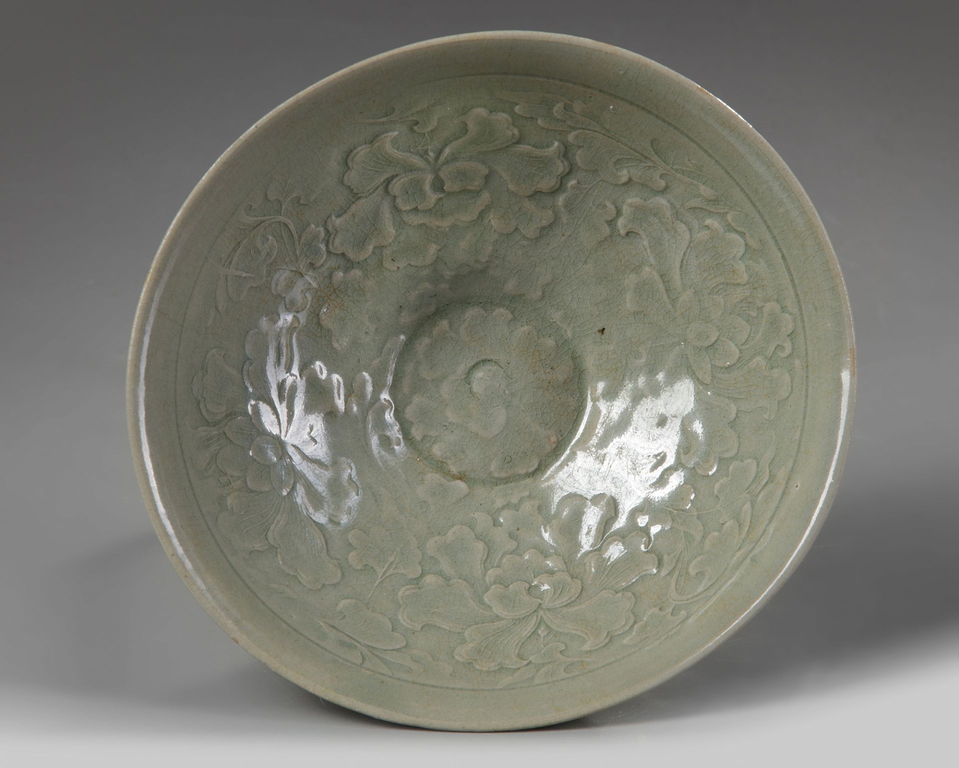 A Korean celadon-glazed 'lotus' bowl - Bild 2 aus 7